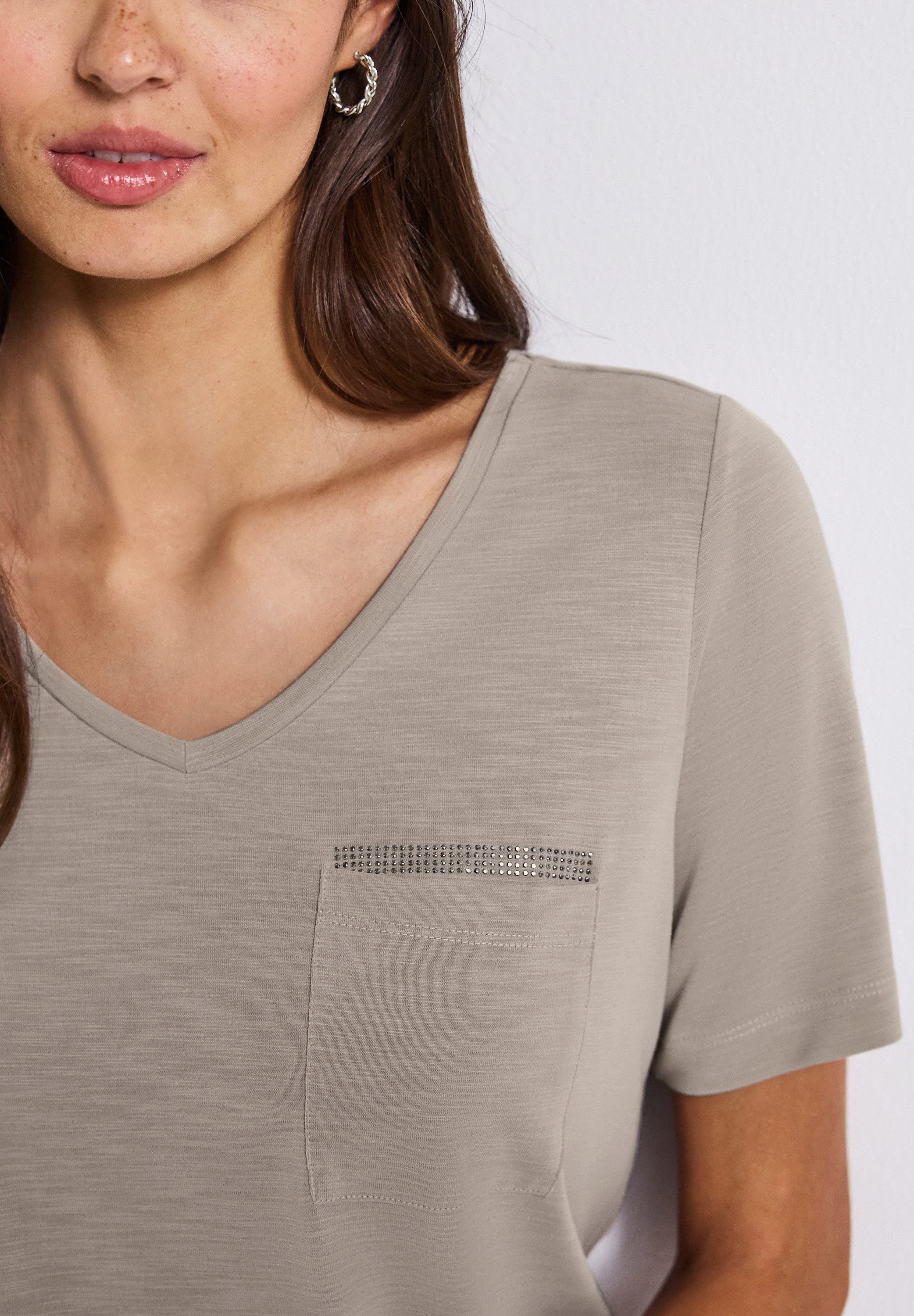 STREET ONE T-Shirt mit Schmuckdetails und V-Ausschnitt
