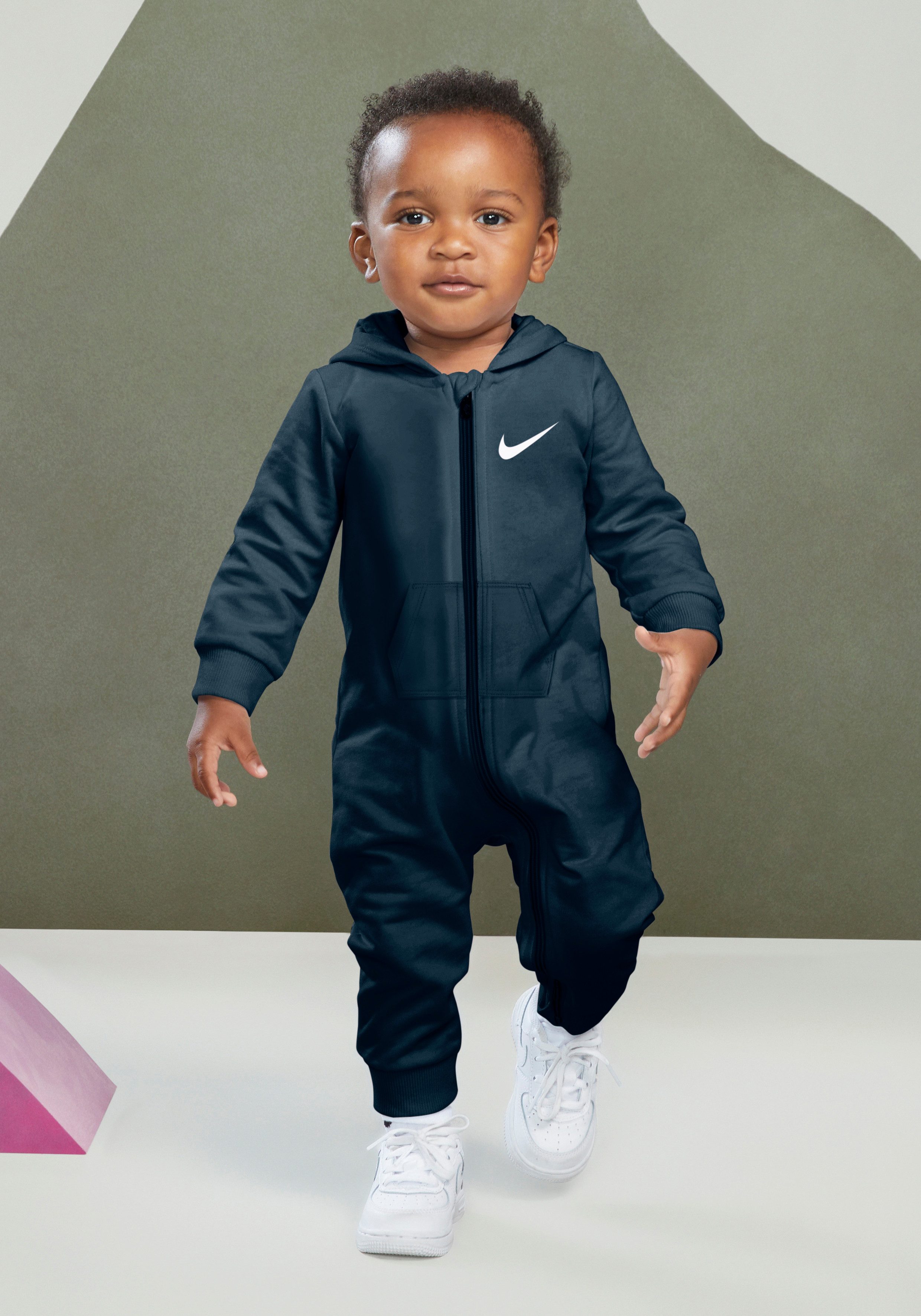 Nike Sportswear Strampler ESSENTIALS HOODED COVERALL mit Kapuze, unifarbenes Design, aus Baumwolle und Polyester