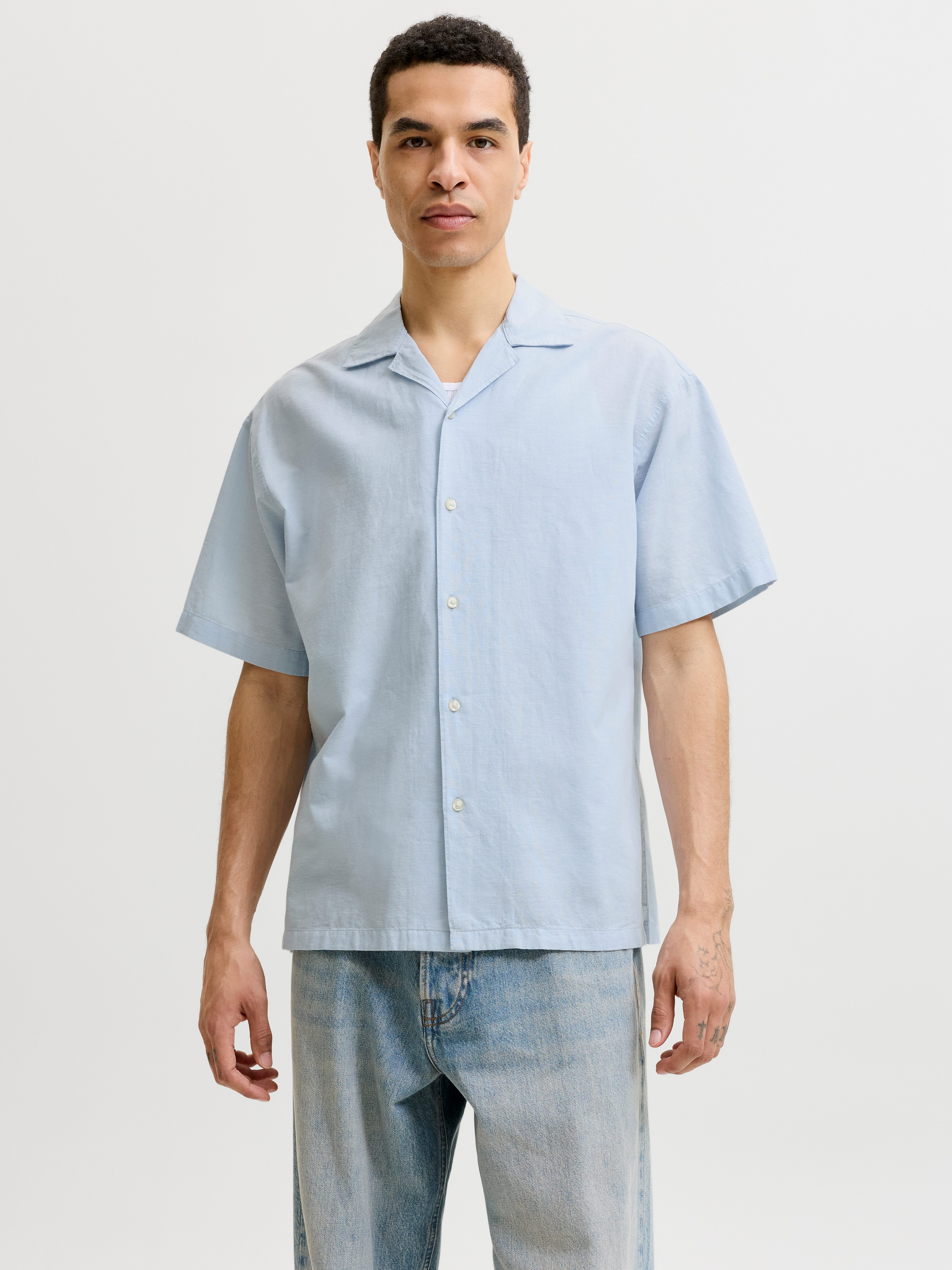 Jack & Jones Kurzarmhemd JJEBREEZE LINEN BLEND RESORT SHIRT SS SN mit Knopfleiste