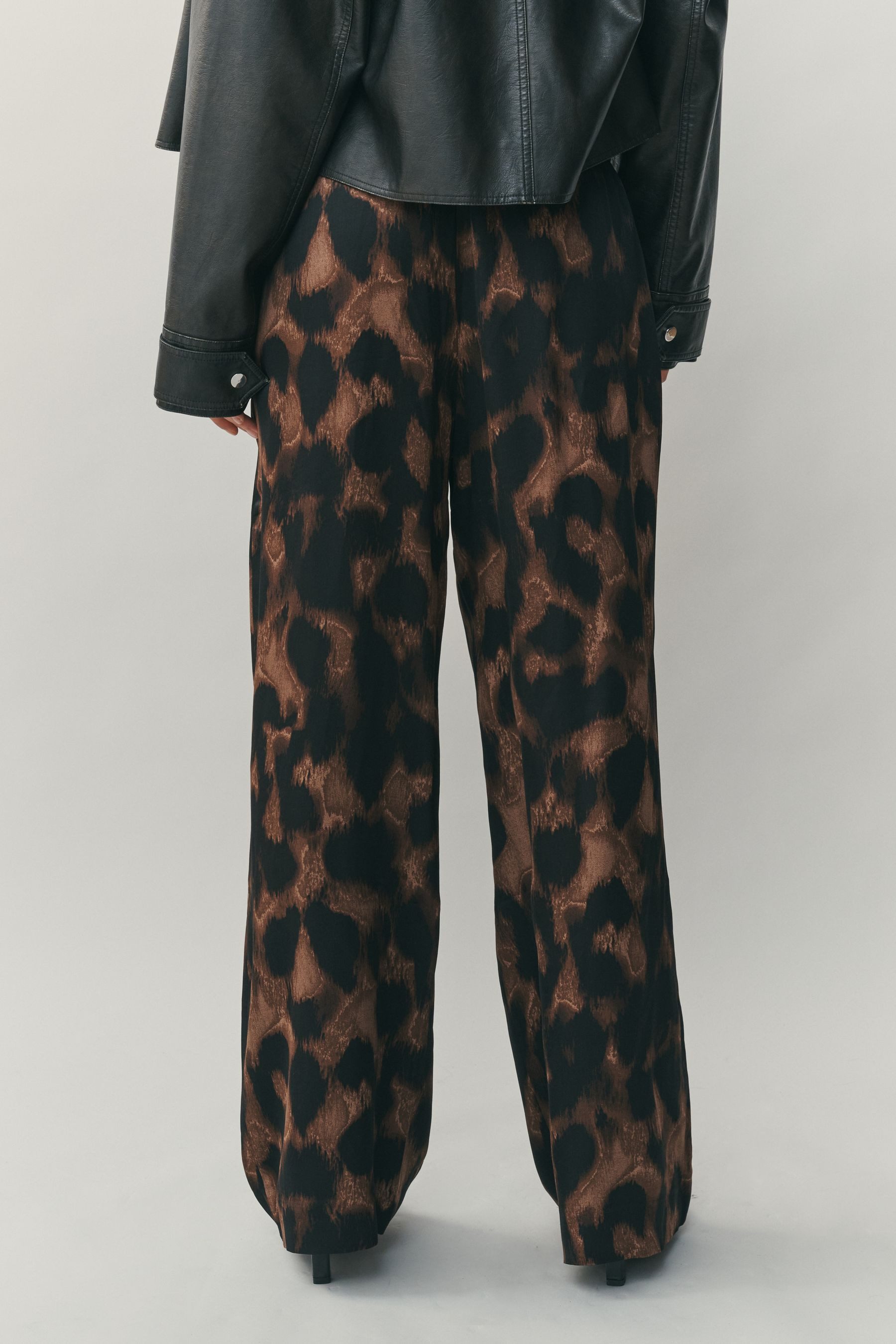 Next Stoffhose Hose mit weitem Bein und Satin-Bindegürtel (1-tlg)