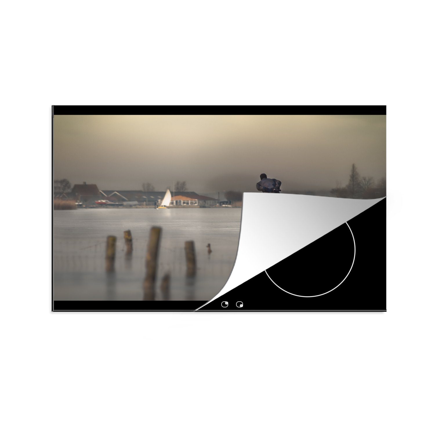 MuchoWow Herdblende-/Abdeckplatte Ein Skater fährt über die inneren Seen von Volendam, Vinyl, (1 tlg), 81x52 cm, Induktionskochfeld Schutz für die küche, Ceranfeldabdeckung