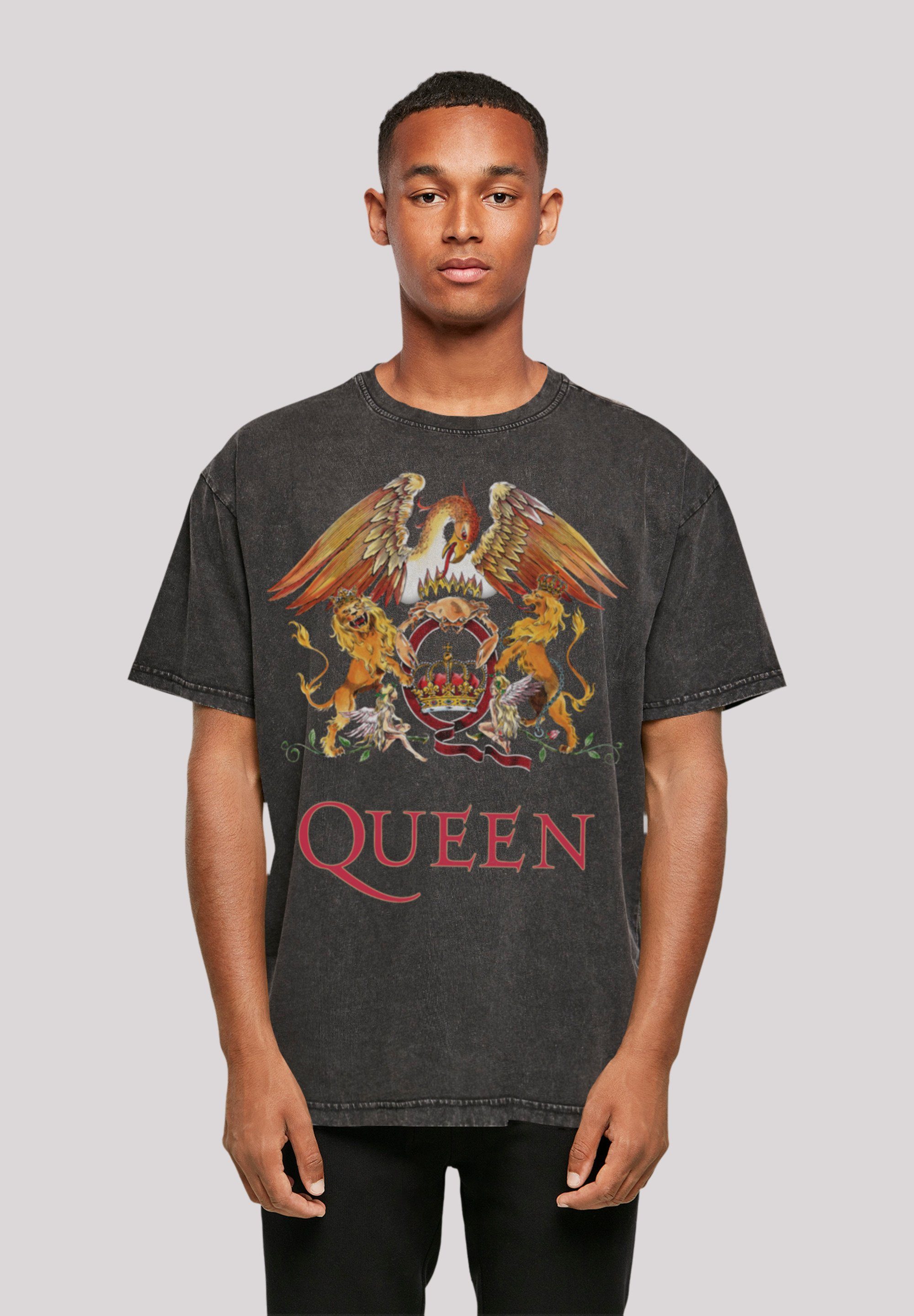 Das 180 ist Print, Queen Crest F4NT4STIC cm groß Classic M Größe Model und T-Shirt trägt