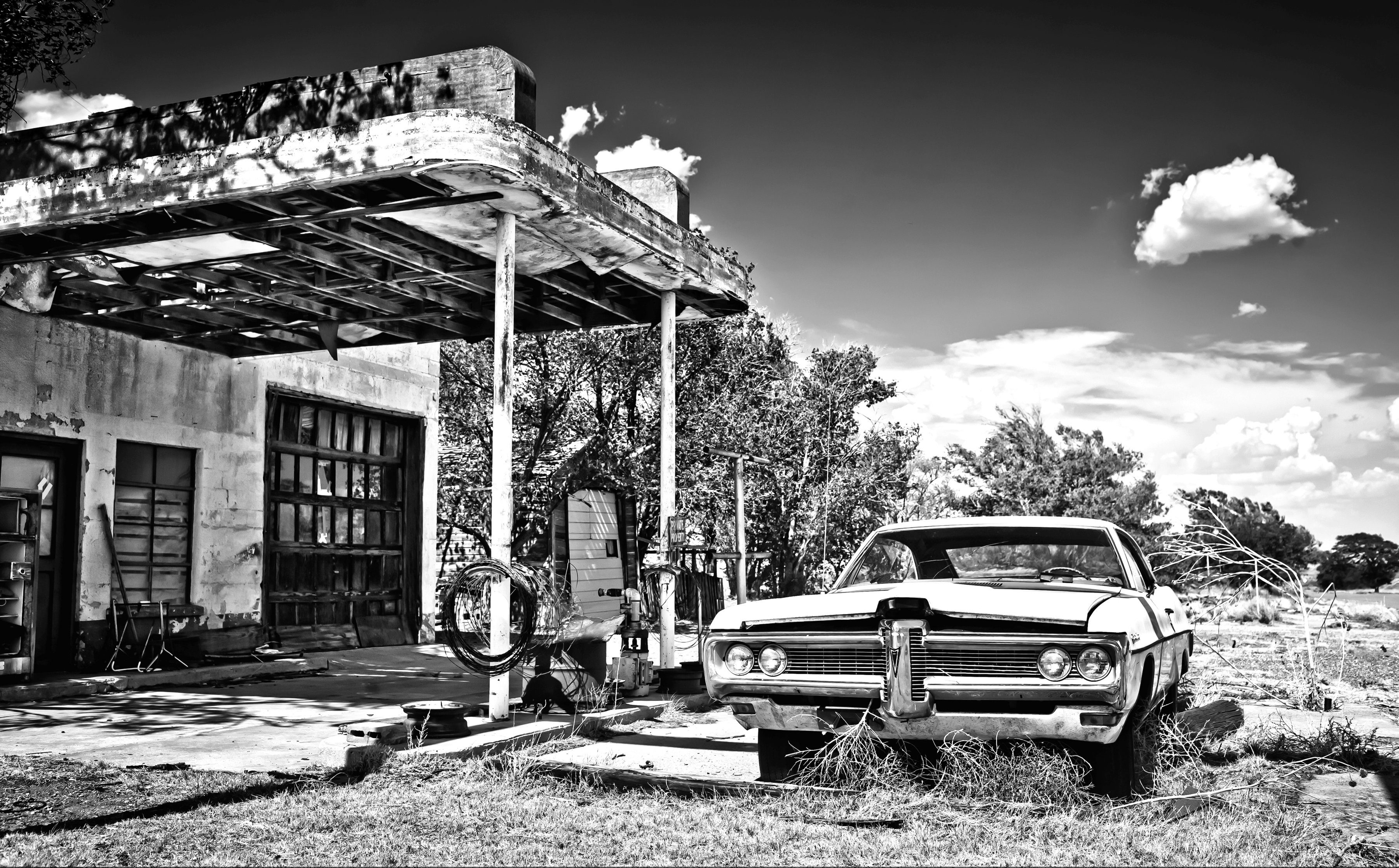 Papermoon Fototapete Gebäude mit Auto Schwarz Weiß