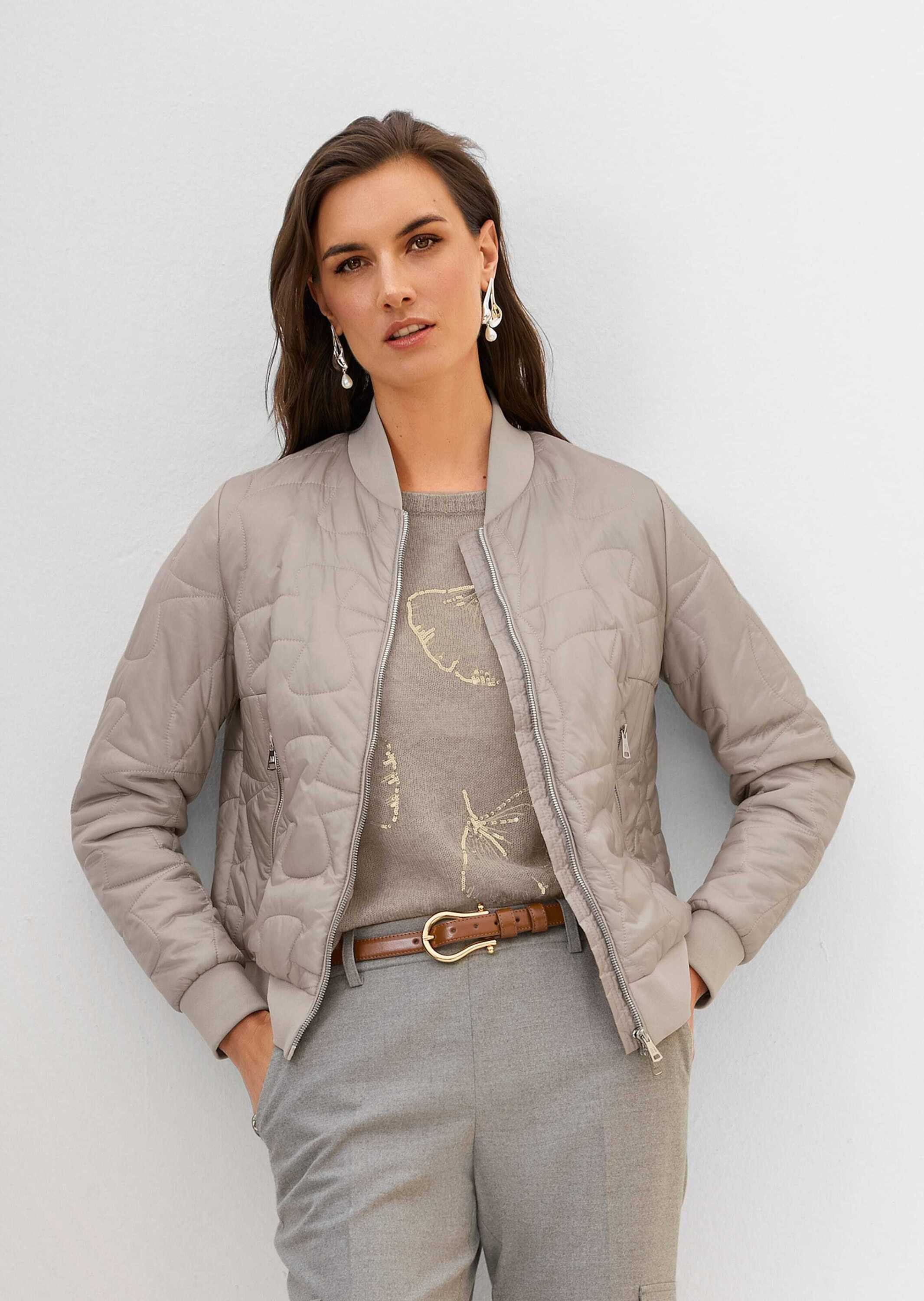 MADELEINE Outdoorjacke Sportive Blousonjacke mit Stehkragen Unifarbenes Design, Stehkragen und Reißverschluss-Detail