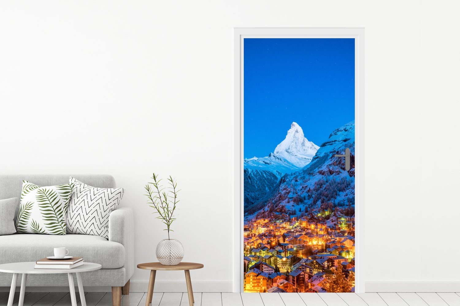 Türtapete verschneiten an Schweiz, der in Bergdorf 75x205 für Berg Türaufkleber, (1 cm bedruckt, Matt, MuchoWow St), einem Tür, Fototapete