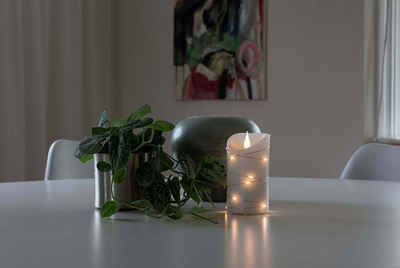KONSTSMIDE LED-Kerze Weihnachtsdeko (1-tlg), LED Echtwachskerze, weiß, mit 3D Flamme und silberfb. Draht umwickelt