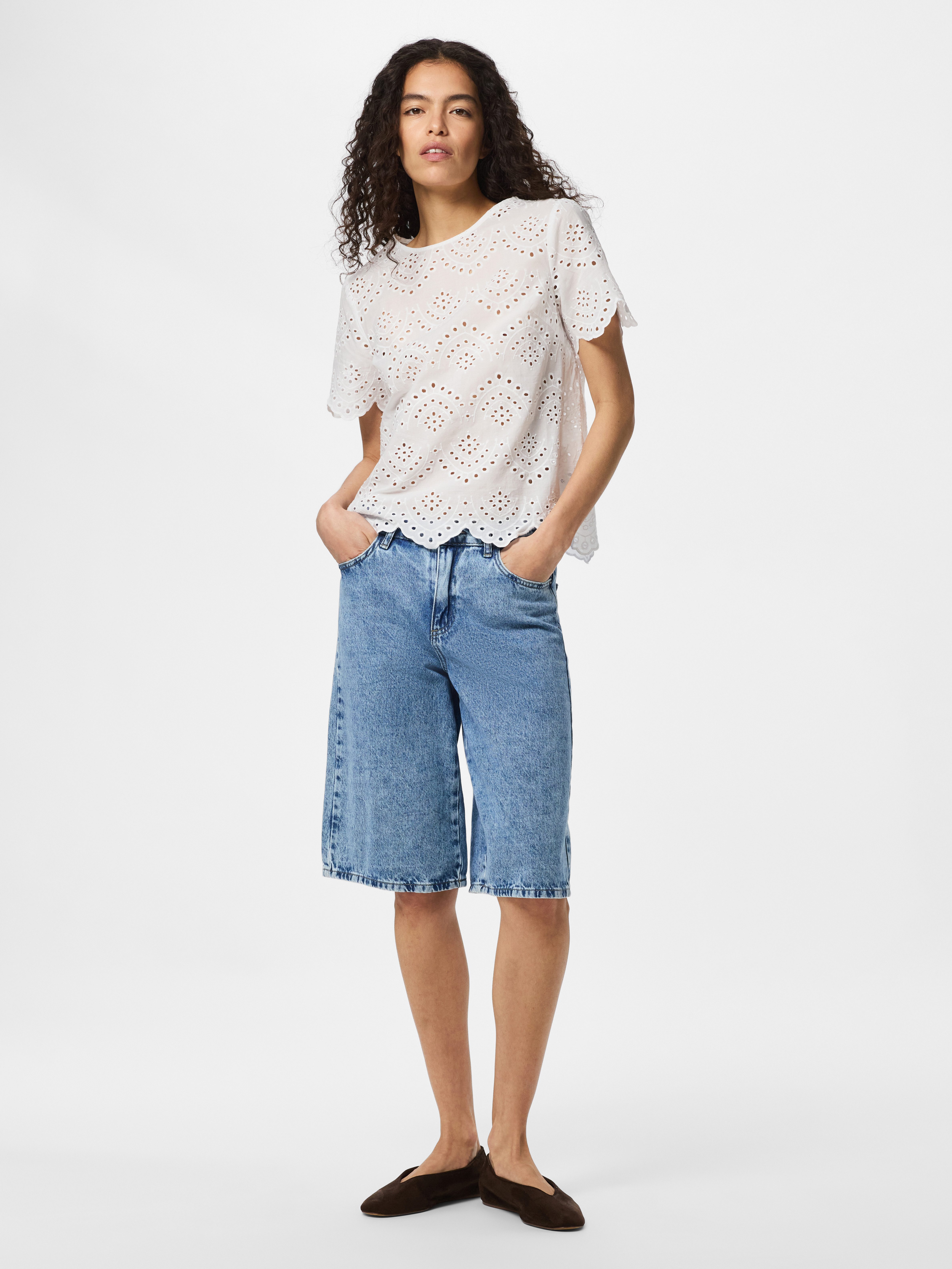 pieces Shirttop PCVILDE SS TOP WVN NOOS mit Allover-Lochstickerei – Bild 4 von 5