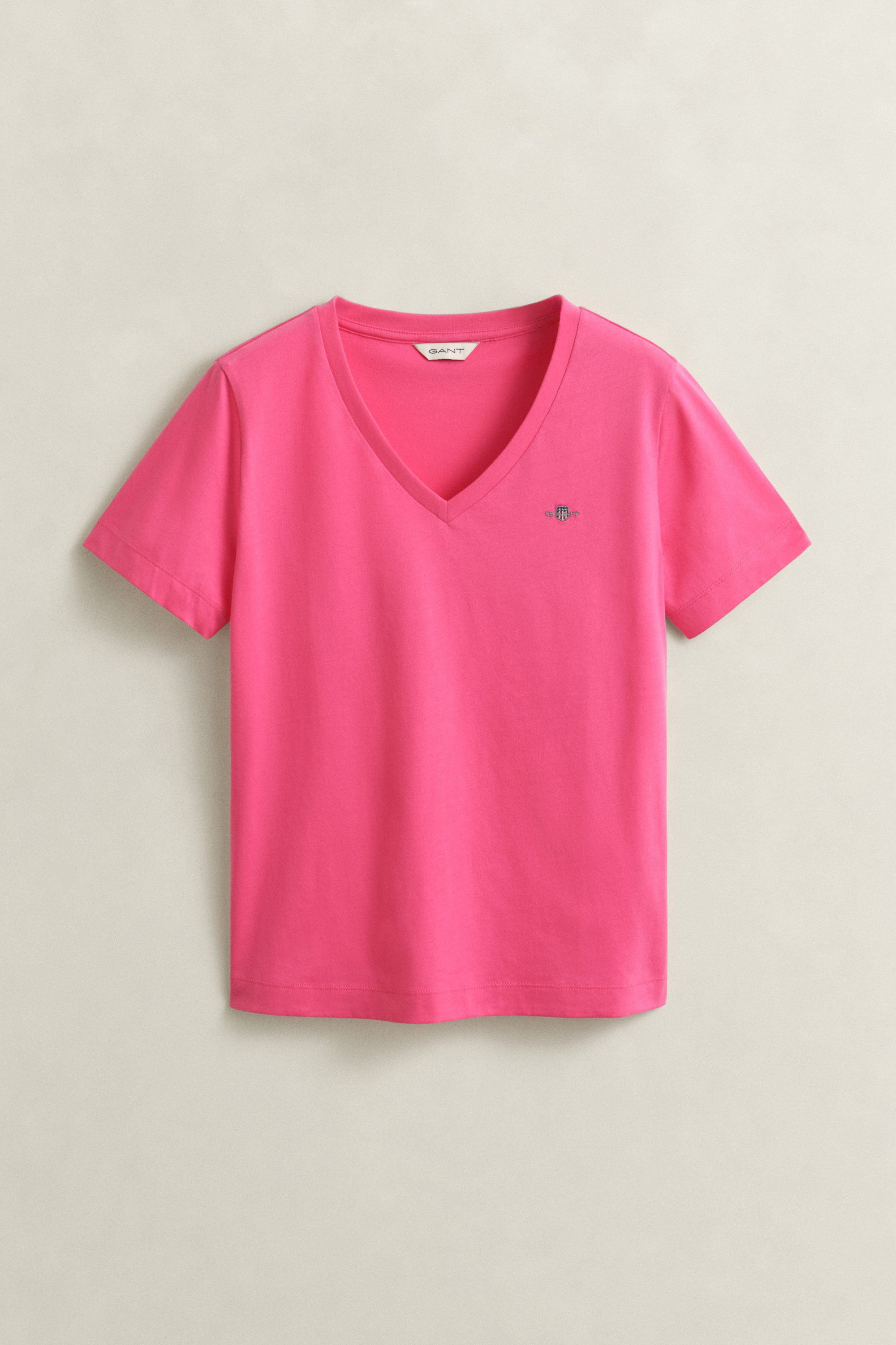 Gant T-Shirt REG SHIELD KA V-NECK T-SHIRT mit einer kleinen Logostickerei auf der Brust