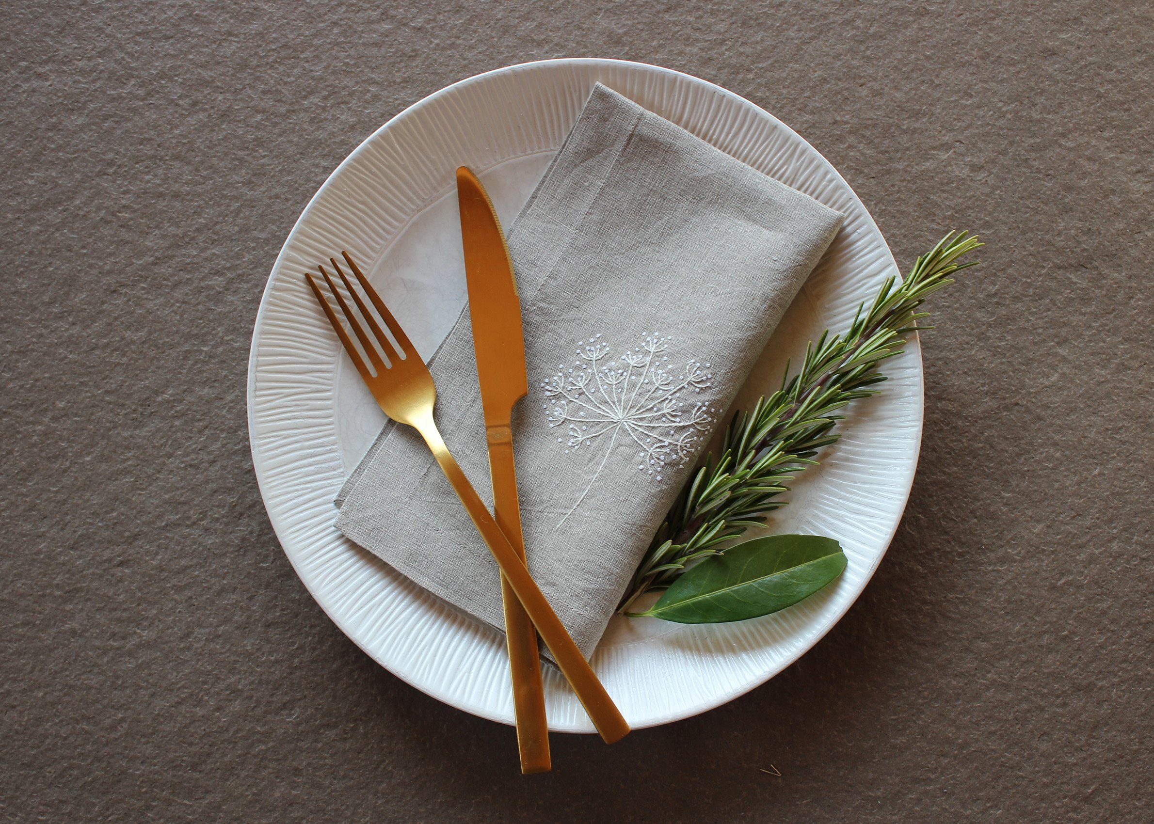 Indradanush Stoffserviette 4er Set Leinen Stoffservietten 40x40 cm Wiesenkerbel bestickt, (Set, 4 Stück Stoffservietten), nachhaltig, von Hand bestickt. € 65,00, (€ 16,25 pro 1 Stk).