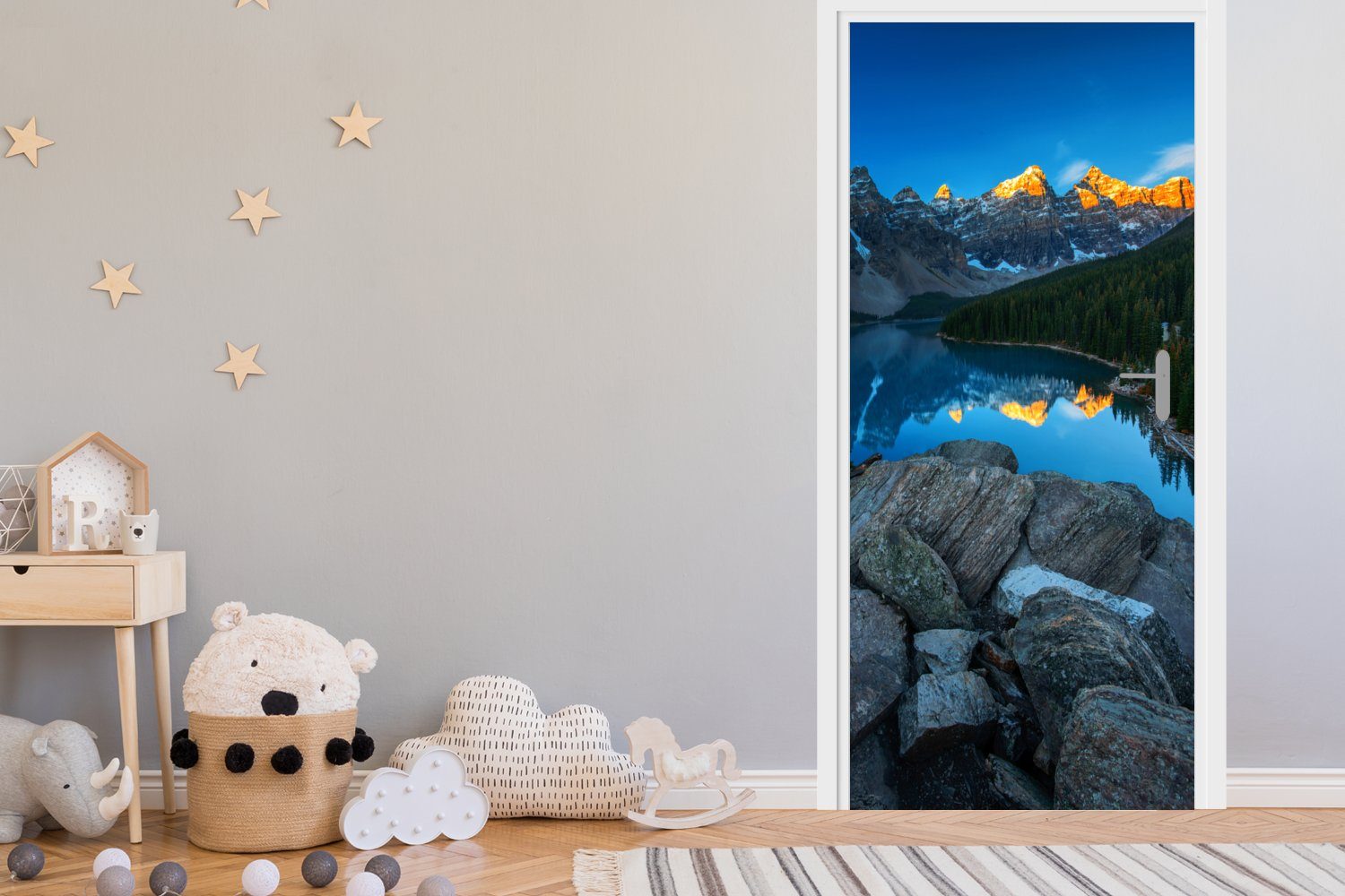 Spiegelung in St), einer Berge am der bedruckt, Tür, für Sonnenaufgang mit MuchoWow (1 75x205 cm Matt, Türaufkleber, Fototapete Moraine Lake Kanada, Türtapete