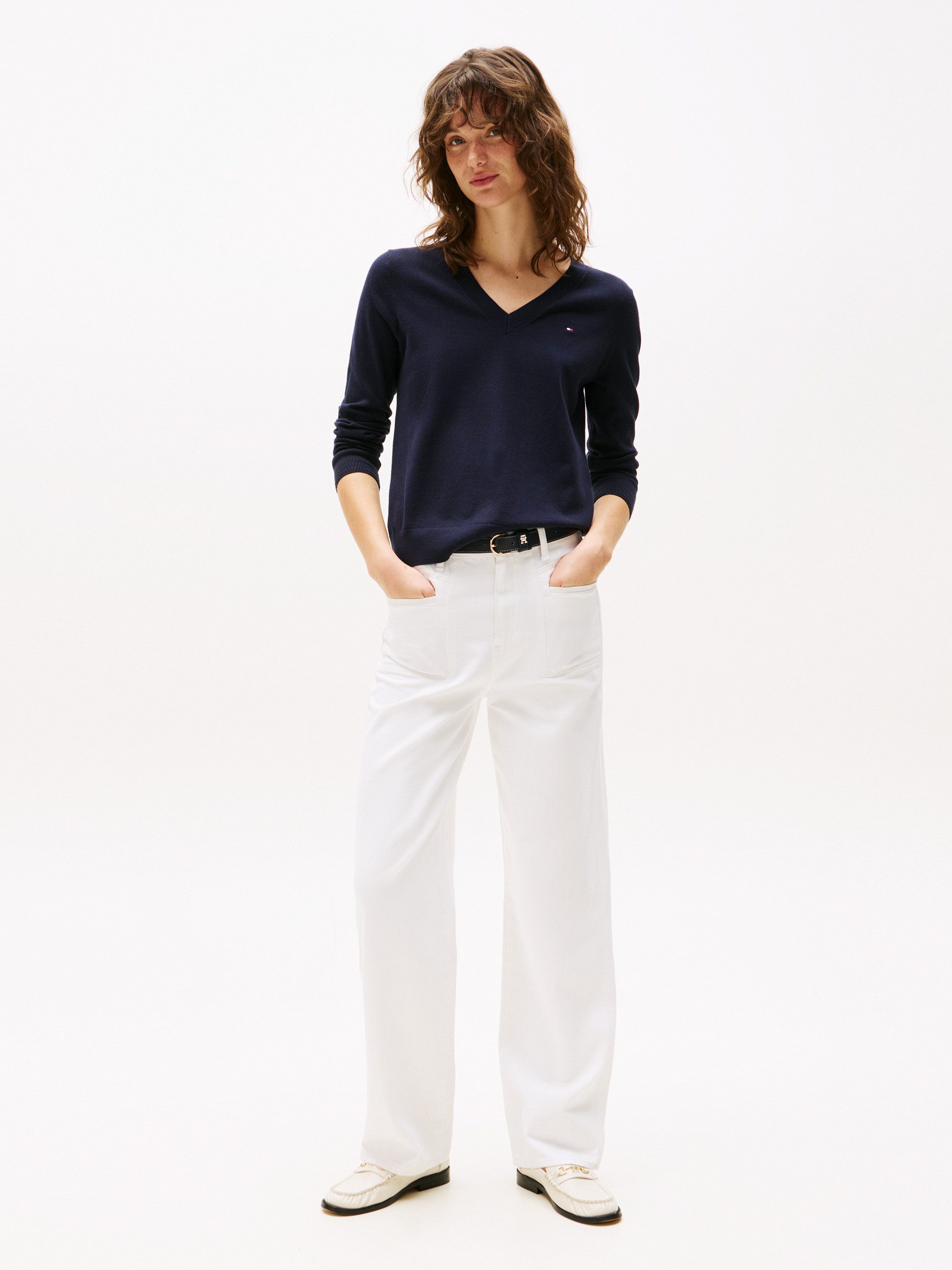 Tommy Hilfiger V-Ausschnitt-Pullover CO JERSEY STITCH V-NK SWEATER Kontrastfarbene Streifen im Ausschnitt und Logo Stickerei am Ärmel