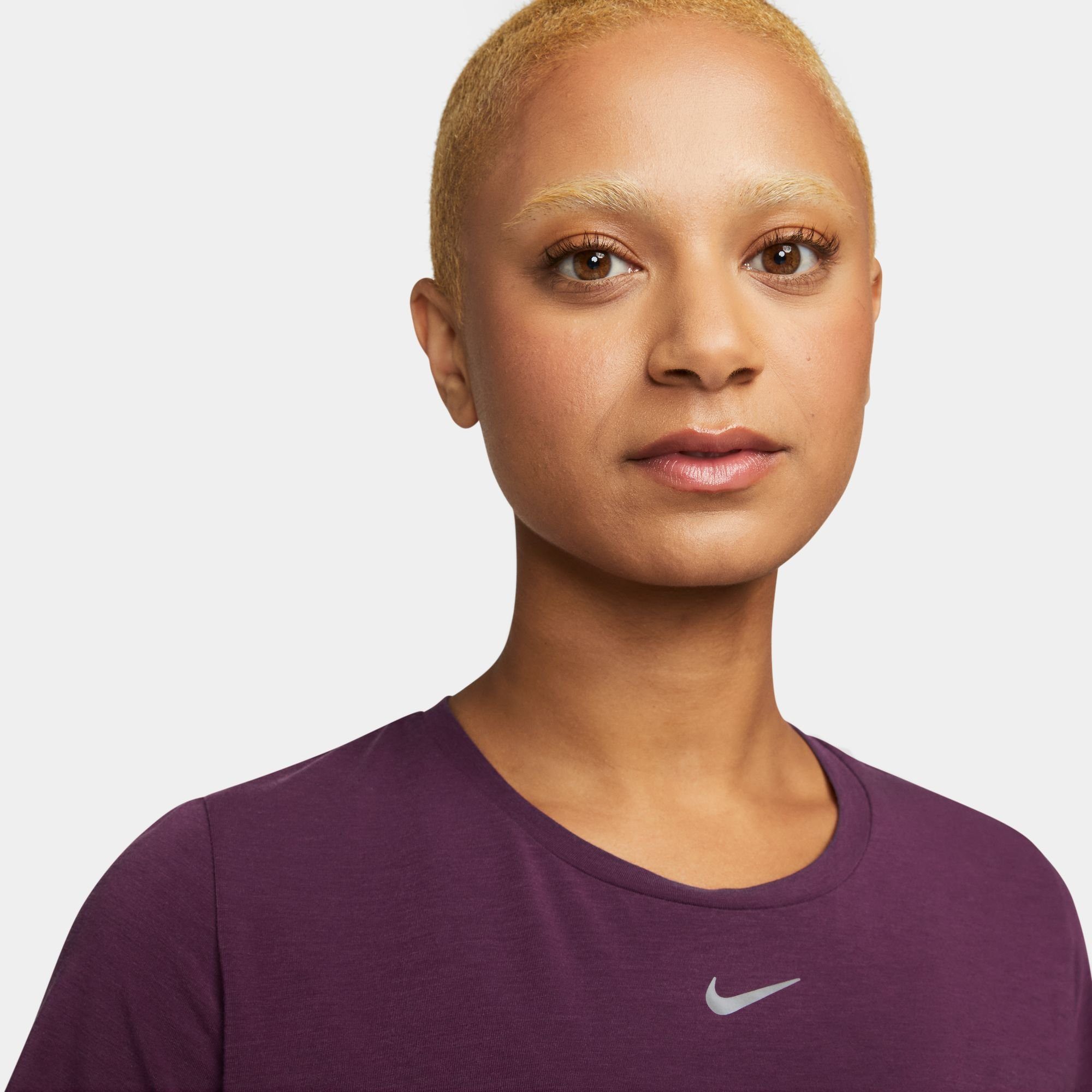 Nike Trainingsshirt DRI-FIT UV ONE LUXE SHORT-SLEEVE STANDARD SILV WOMEN'S BORDEAUX/REFLECTIVE TOP FIT