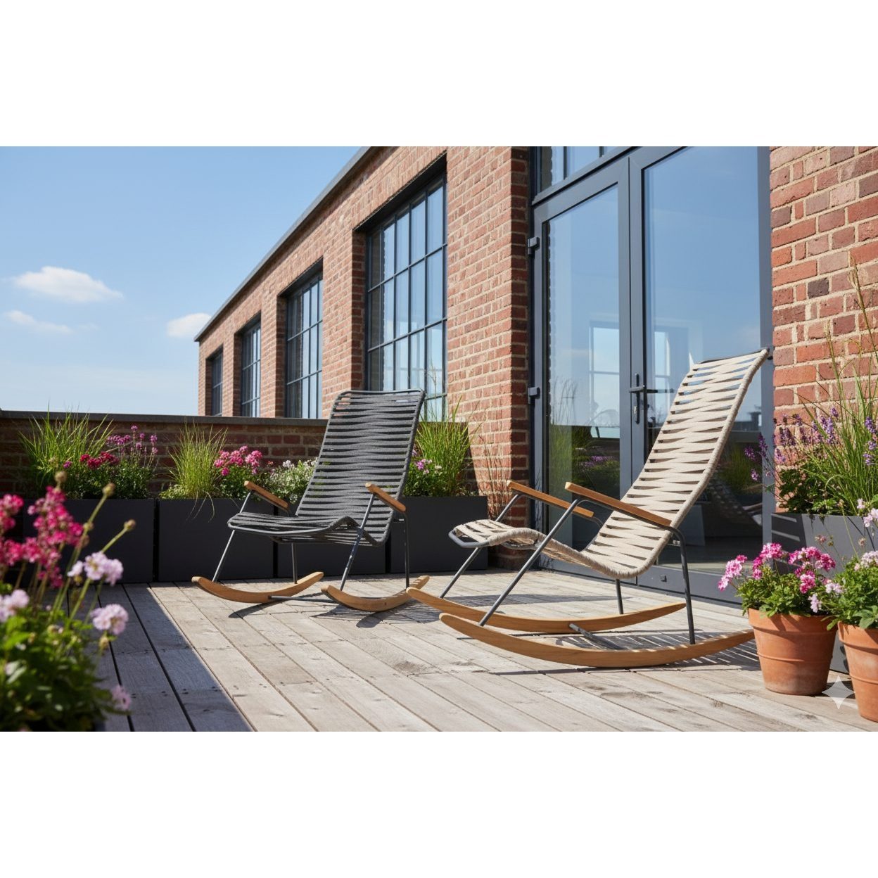 Liadomo Gartenlounge-Sessel Atina Schaukelstuhl, Schaukelsessel für Balkon, Garten, Terrasse (Outdoor-Sessel), Teakholz-Armlehnen & -Kufen, Rope mit Edelstahl-Gestell