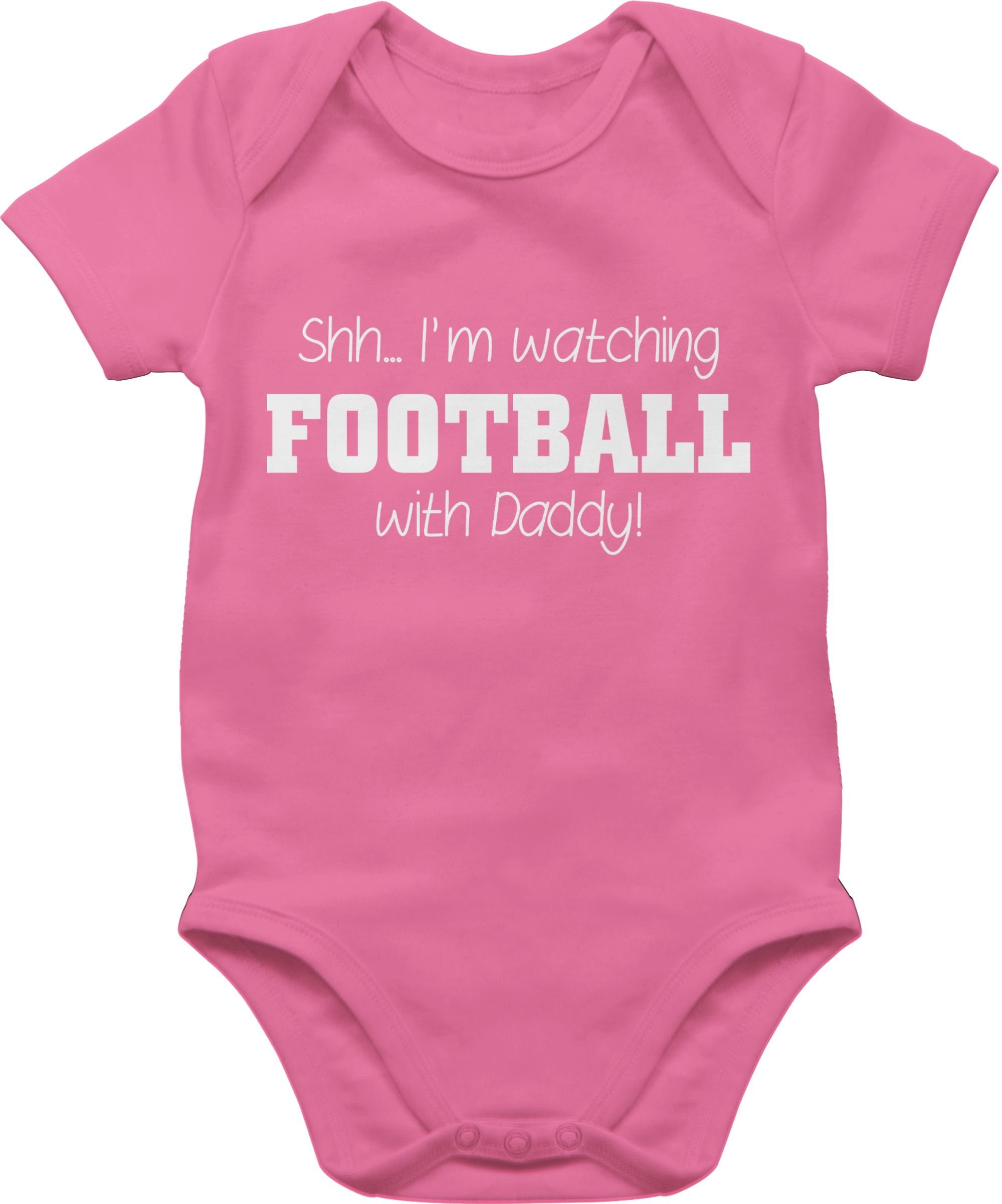 Shirtbody Daddy! football Baby with Bewegung 3 watching Shirtracer Pink & weiß Shh...I'm - Sport