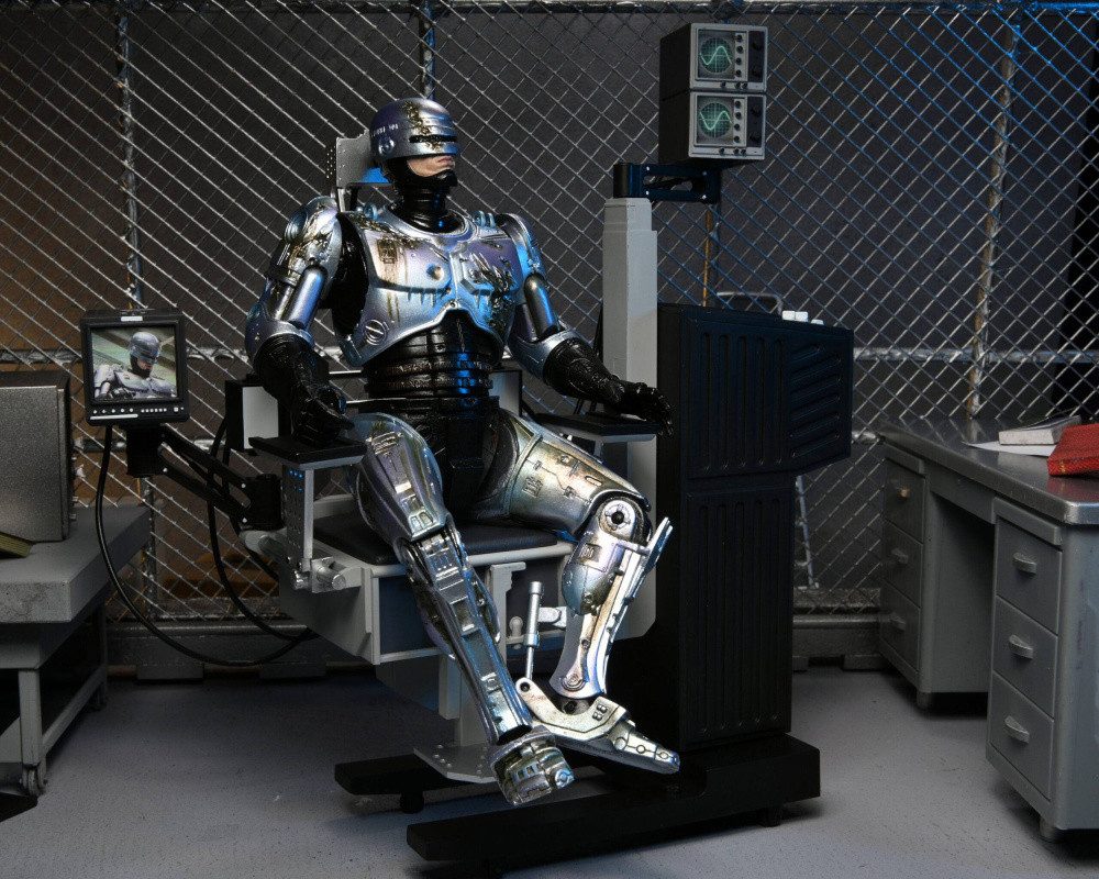 Actionfigur RoboCop Actionfigur Ultimate Battle Damaged RoboCop with Chair 18 cm