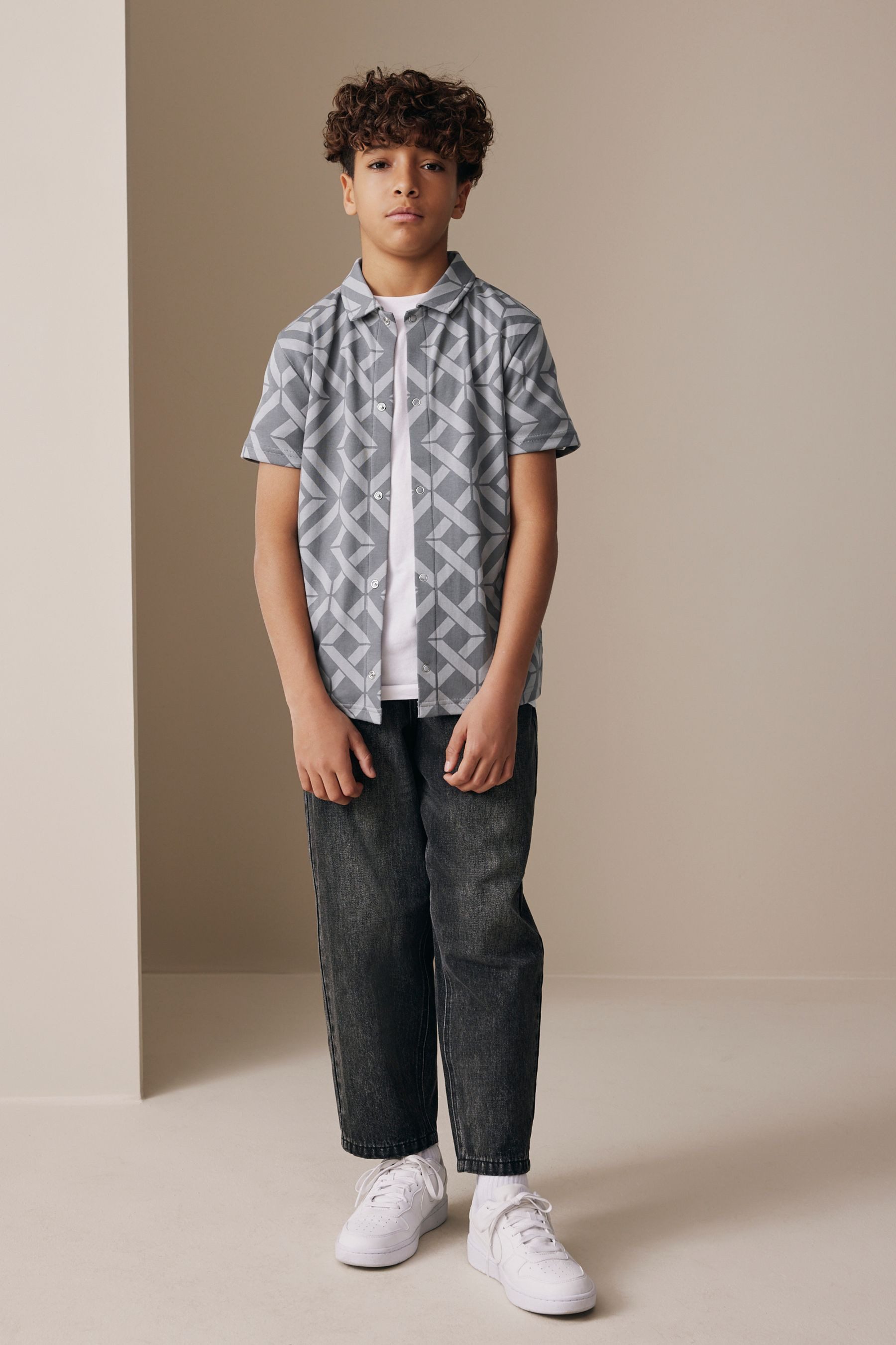Next Poloshirt Kurzärmeliges Jersey-Hemd mit Geo-Muster (1-tlg) – Bild 5 von 5