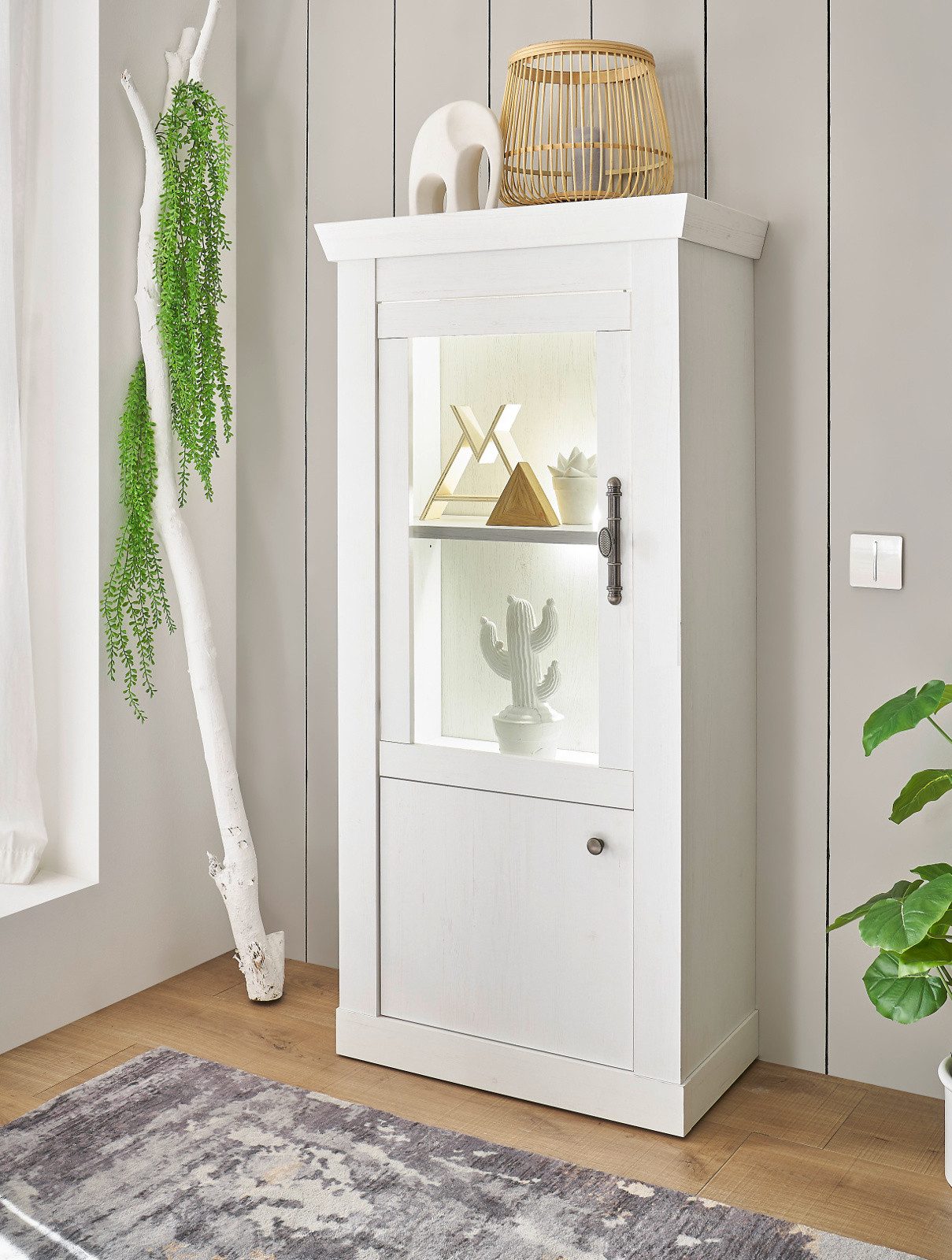 Furn.Design Standvitrine Fiastra (Vitrine in Pinie weiß Dekor, 70 x 146 cm) Metallgriffe, Soft-Close-Funktion