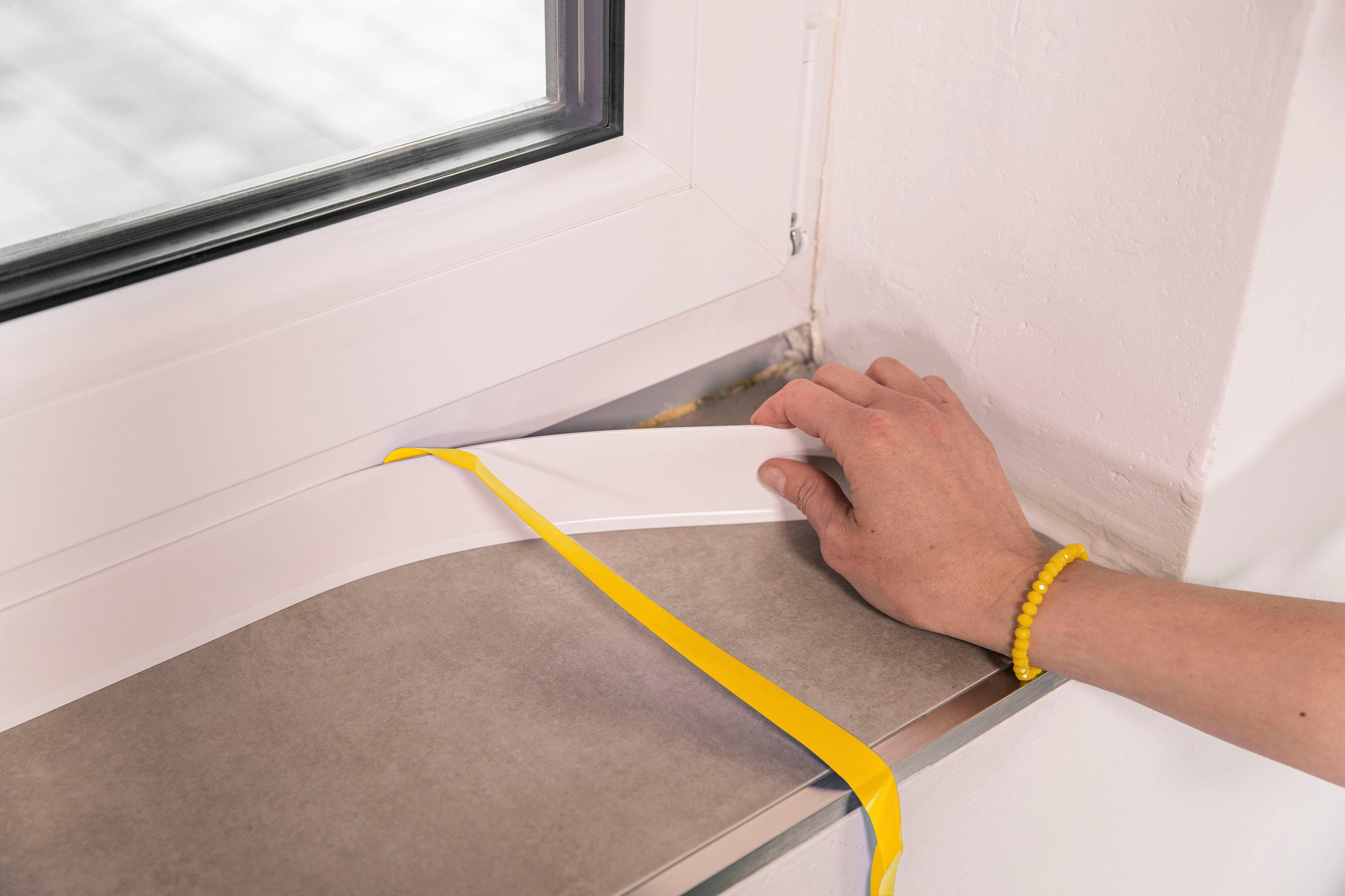 SCHELLENBERG Zierleiste PVC-Flachleiste, selbstklebend, 1,5 m Länge, 3, 4 oder 5 cm Breite, selbstklebend, Verblendung von Fugen und Übergängen an Fenstern, Schränken oder Türen