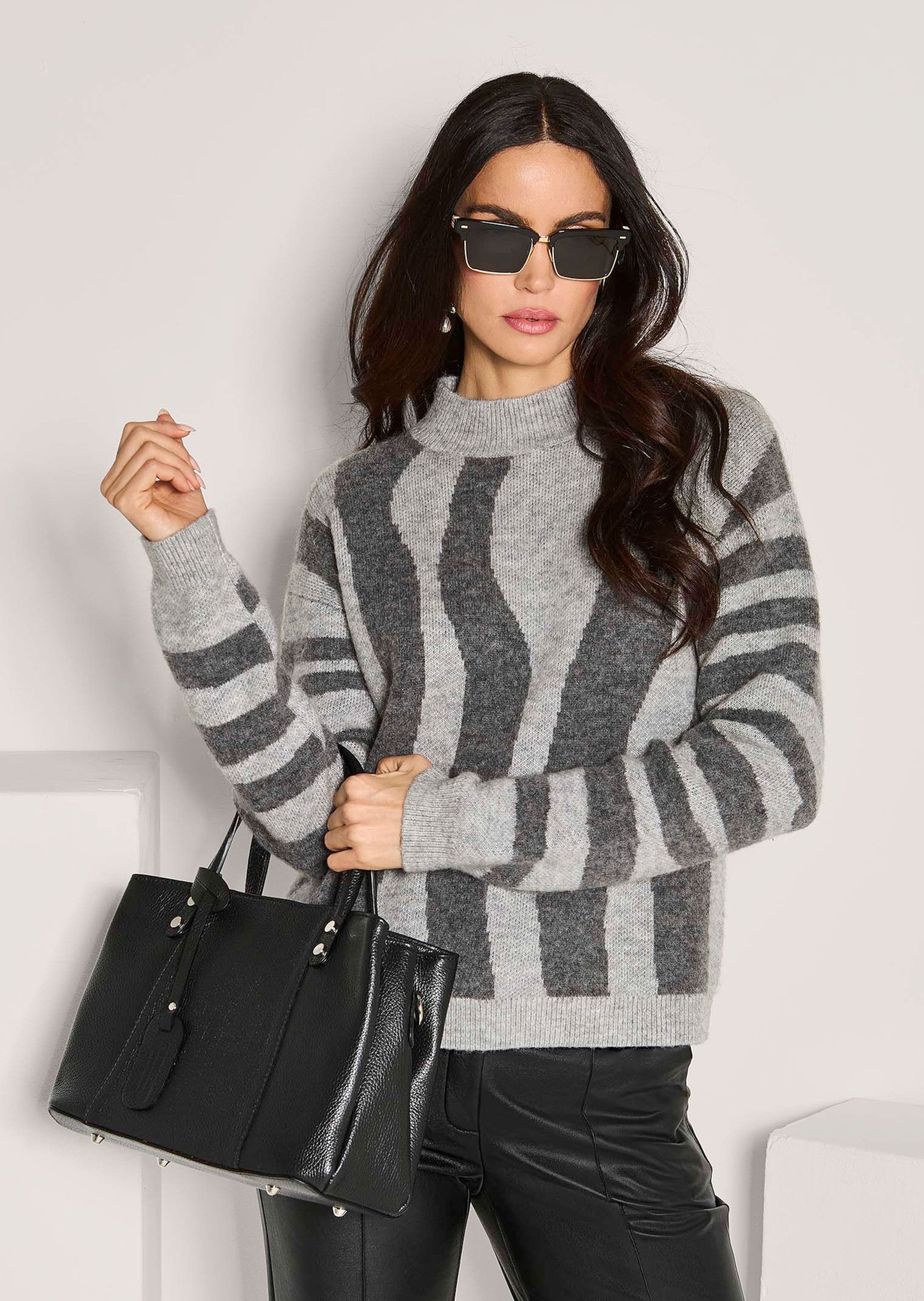 MADELEINE Strickpullover Stilvoller Strickpullover mit modernem Allover-Muster Wollpullover mit Stehkragen, Rippenbündchen und Langarm