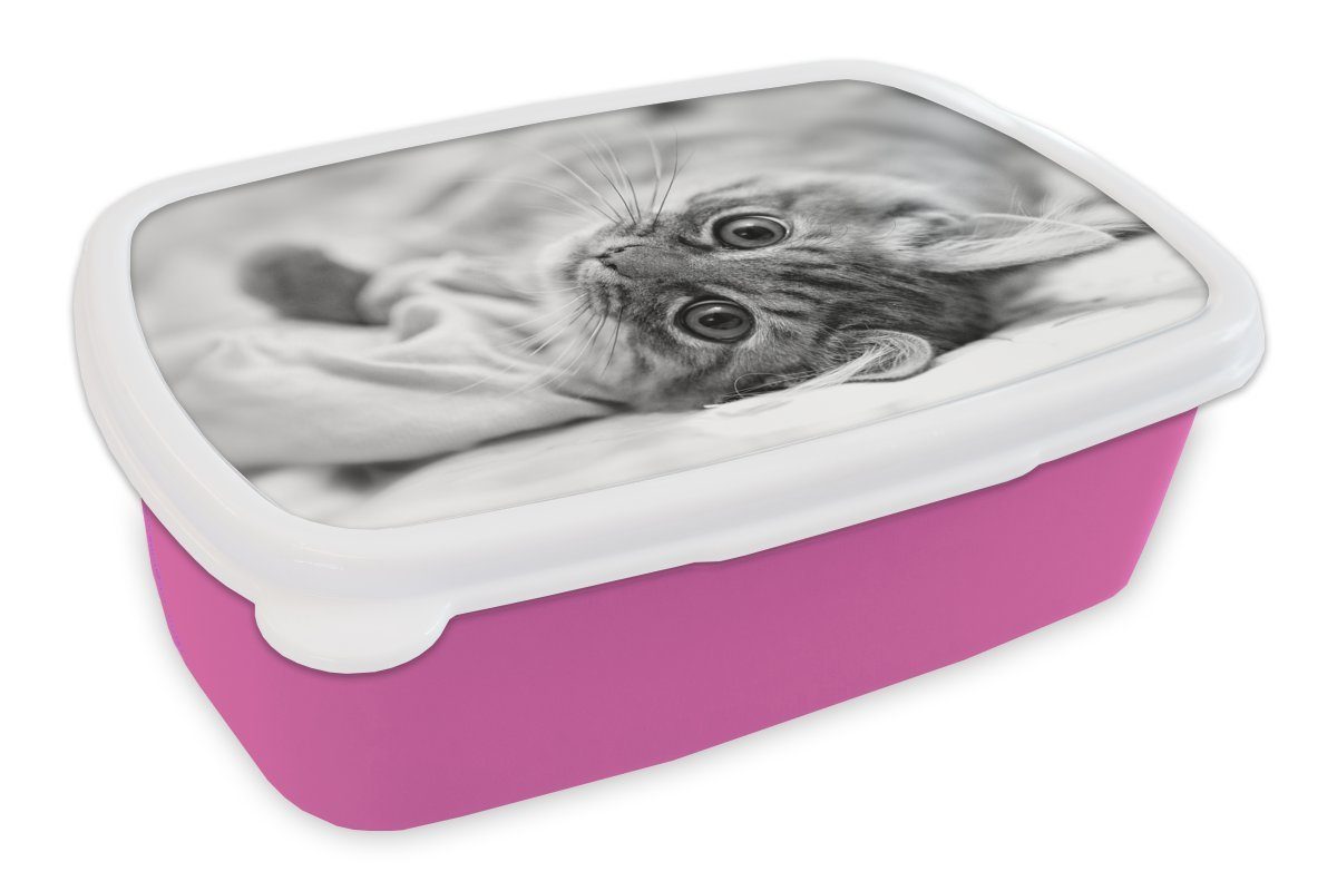 MuchoWow Lunchbox Katze auf einer Decke liegend - schwarz und weiß, Kunststoff, (2-tlg), Brotbox für Erwachsene, Brotdose Kinder, Snackbox, Mädchen, Kunststoff rosa