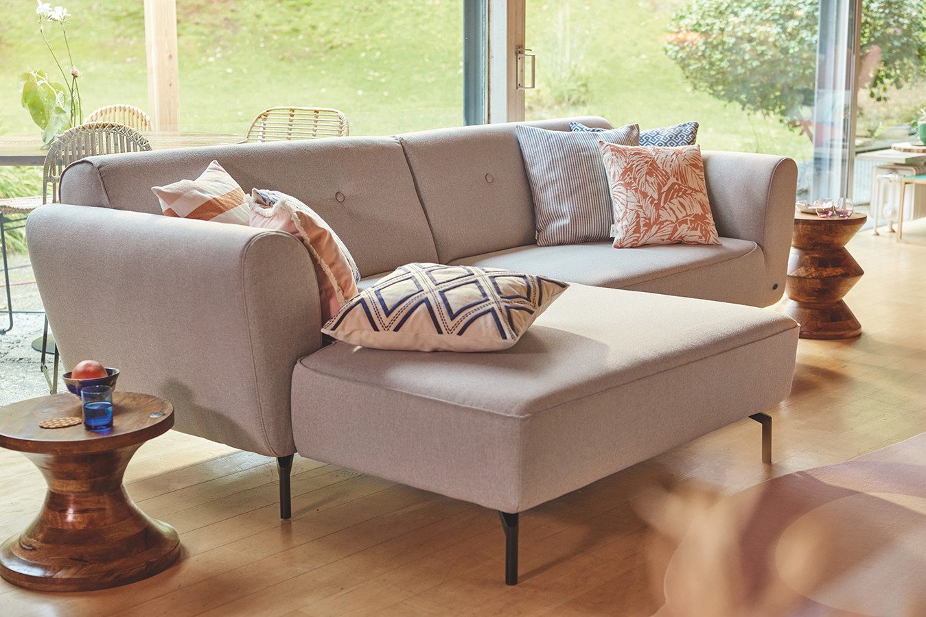 TOM TAILOR HOME Ecksofa NEW WAVE, breite Chaiselongue hellgrauer Webstoff TBO39, Stylischer Retrolook mit Kopfheftung und Keder. Schwarze Metallfüße