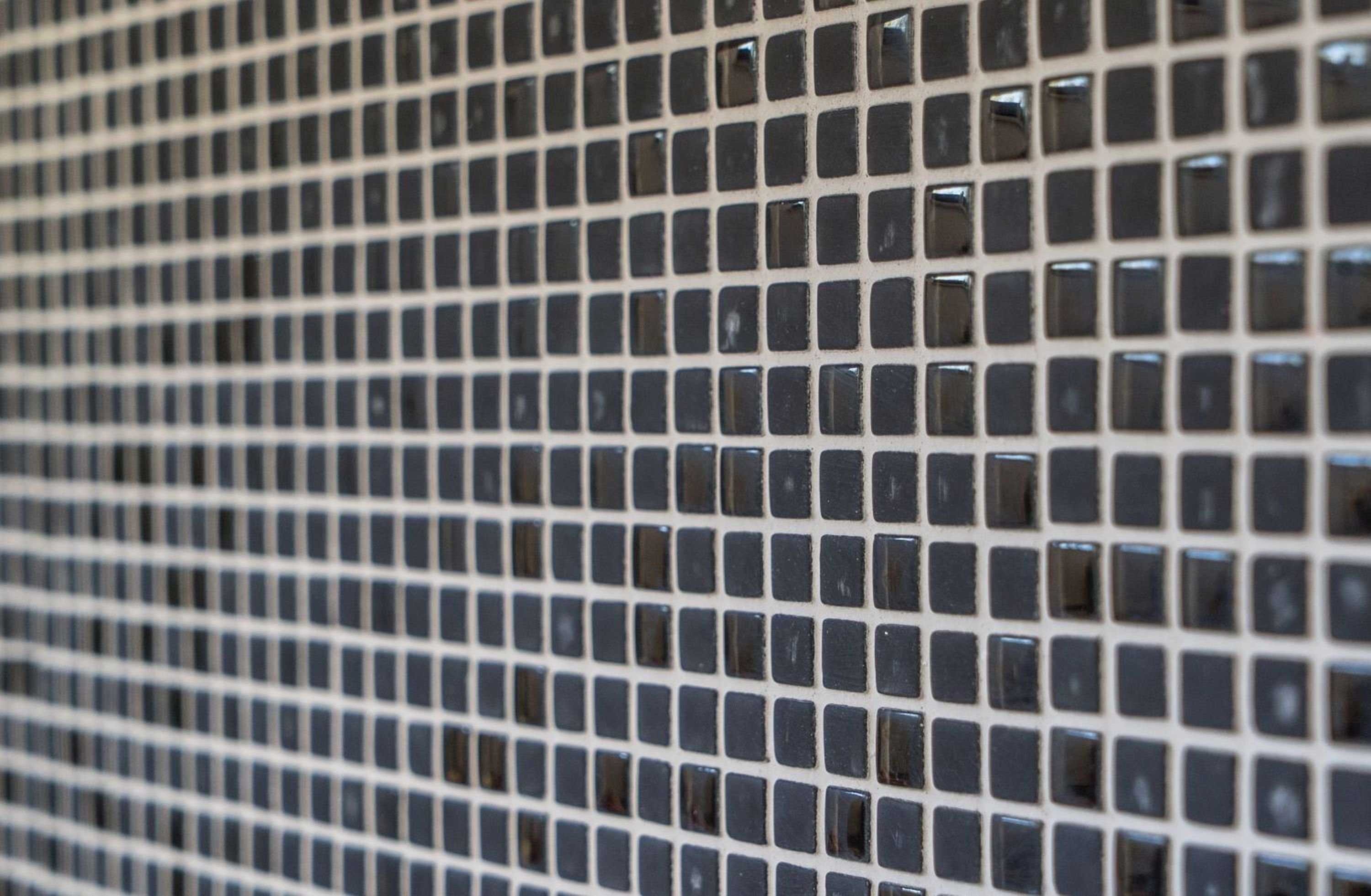 Glasmosaik Nachhaltiger Wandbelag Mosani anthrazit Mosaikfliesen Recycling schwarz Enamel