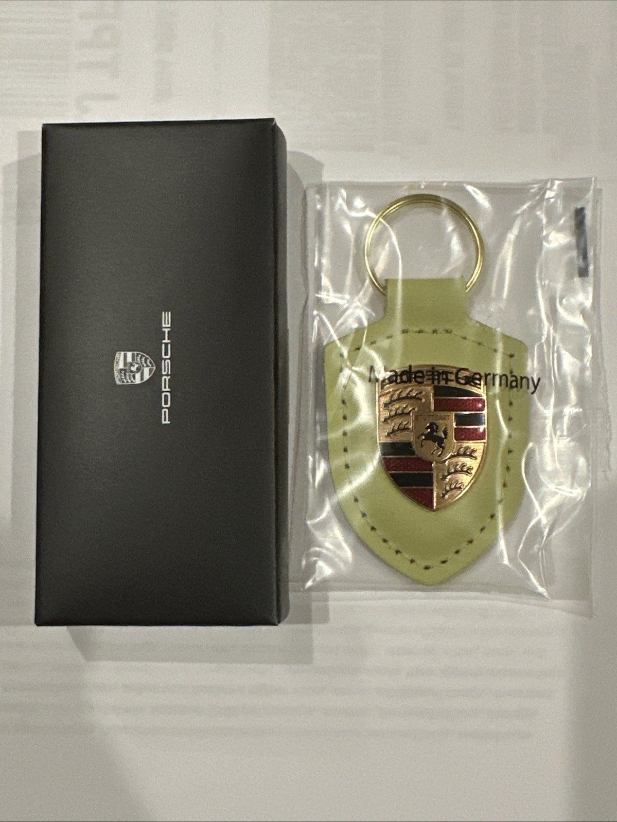 Porsche Schlüsselanhänger Wappen Leder Cartagena gelb metallic Anhänger key ring