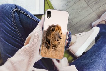 MuchoWow Handyhülle Löwe - Gras - Jagd, Handyhülle Apple iPhone XR, Smartphone-Bumper, Print, Handy