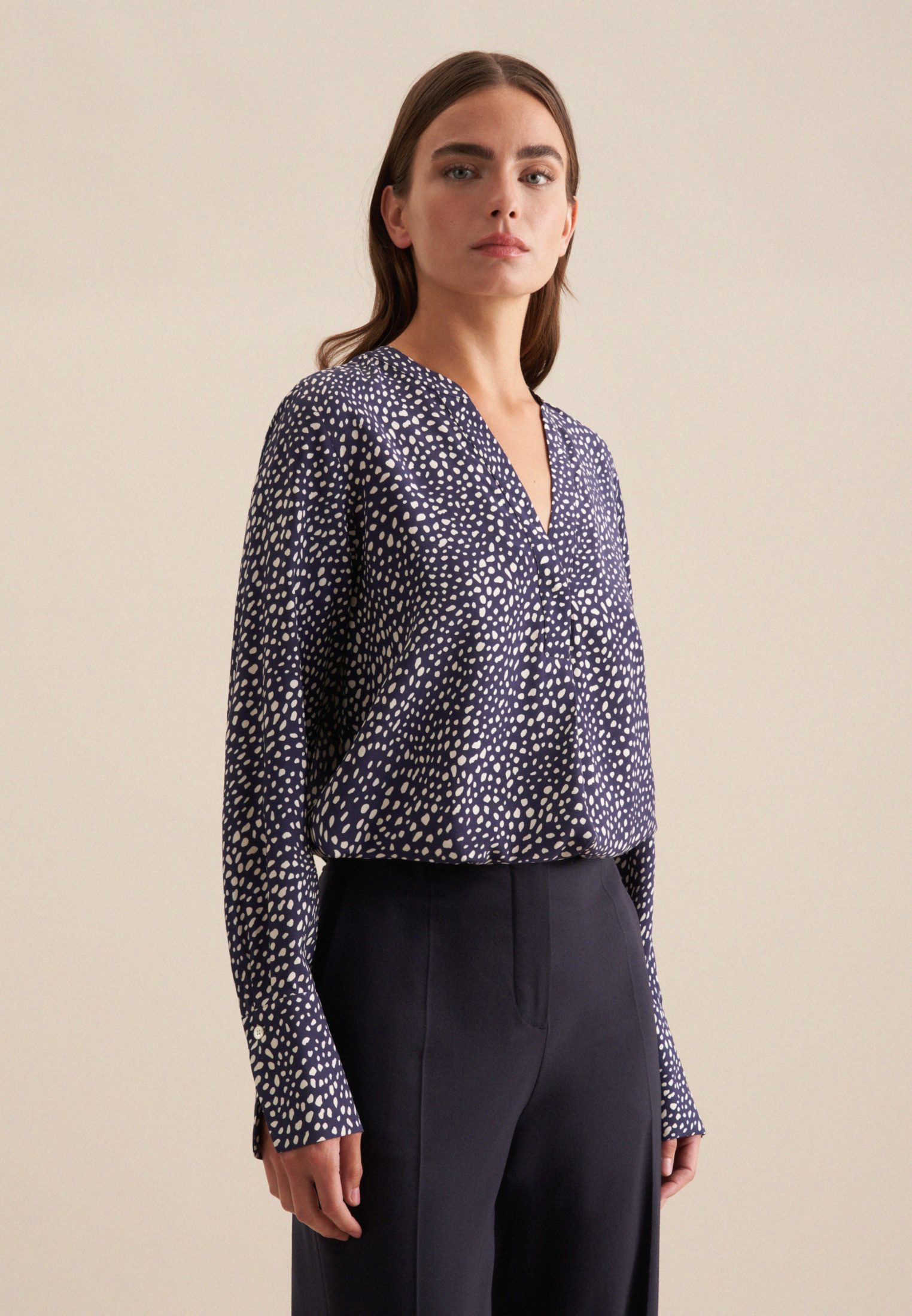Klassische Bluse Schwarze Rose