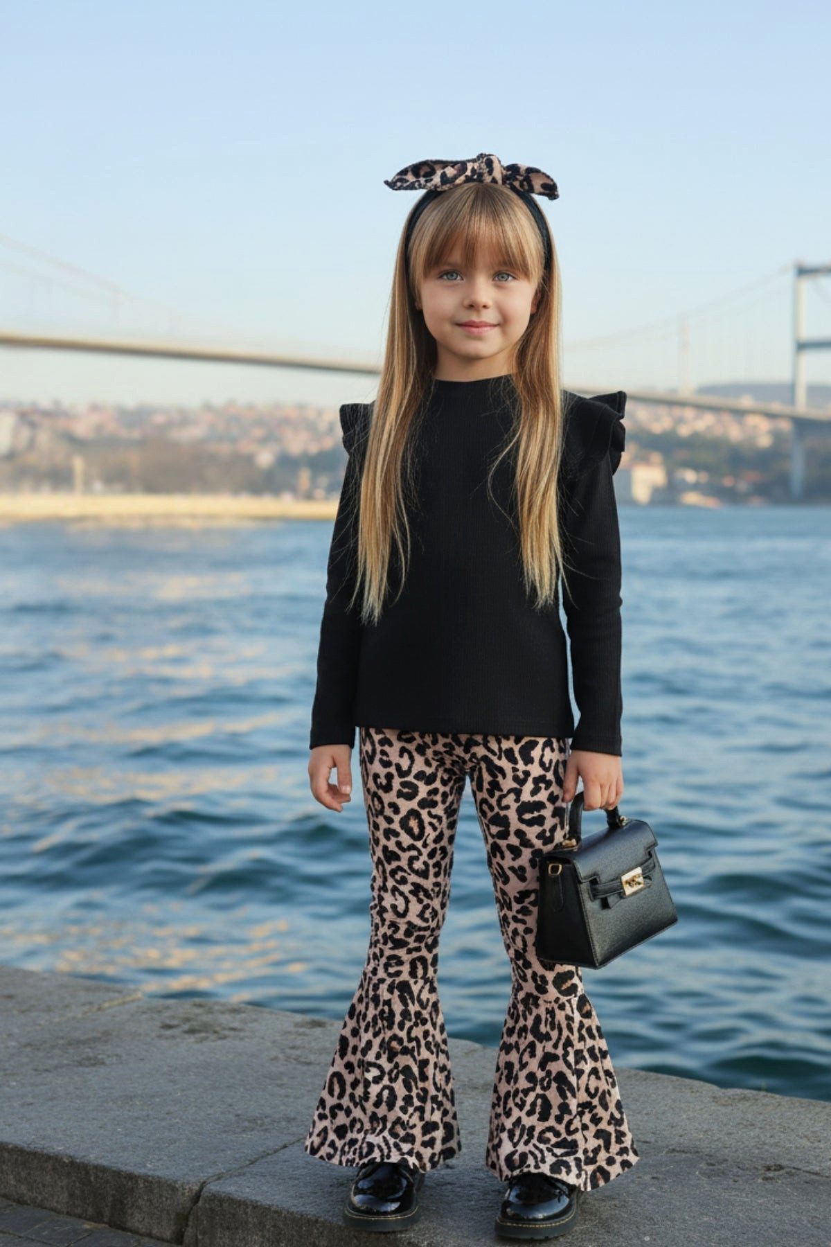 Parla Kids Shirt & Hose Schwarzes langarm Oberteil, Schlaghose und Haarband im Leopardenmuster