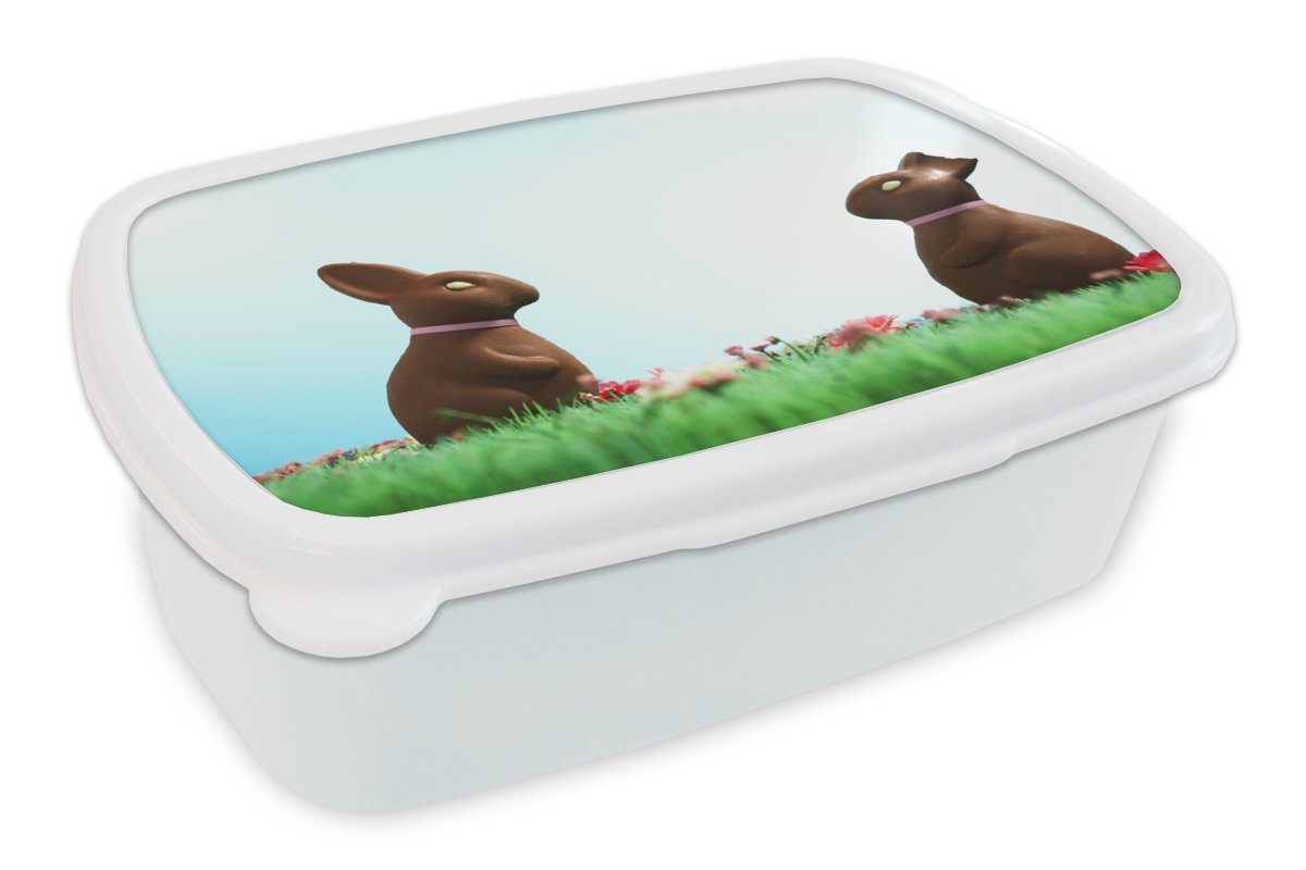 MuchoWow Lunchbox Zwei Schokoladenosterhasen auf einem hellblauen Hintergrund, Kunststoff, (2-tlg), Brotbox für Kinder und Erwachsene, Brotdose, für Jungs und Mädchen weiß
