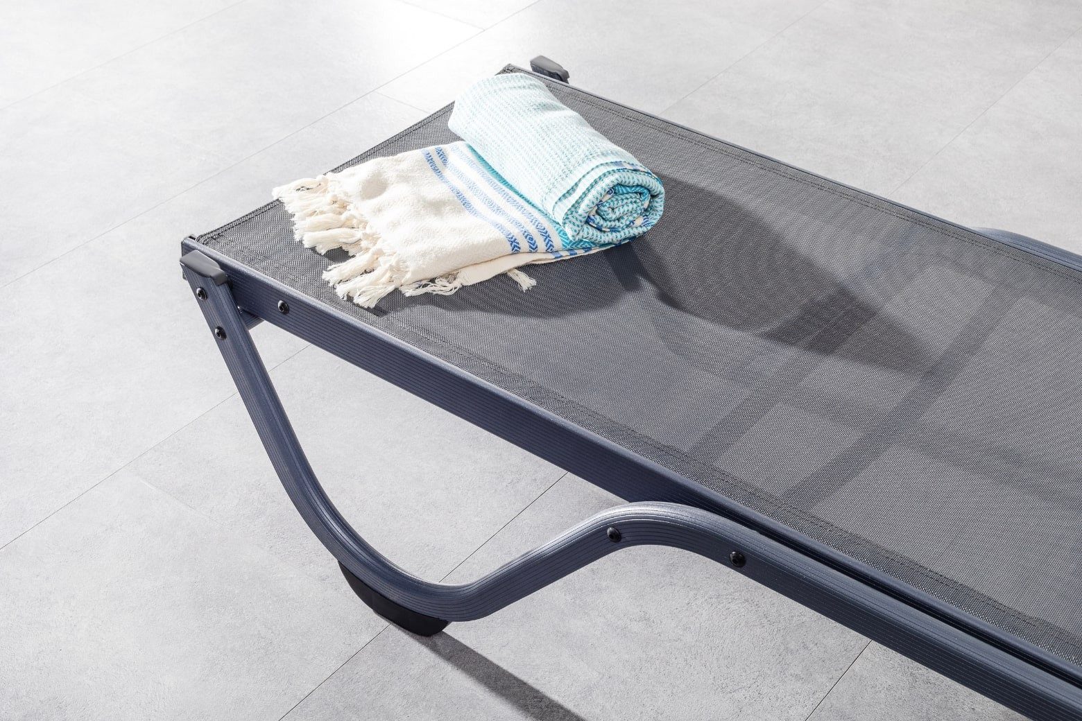 gowoll Gartenliege mit Rollen Klappbar Wetterfest Sonnenliege und Stapelbar Liegestuhl, mit 5 Positionen