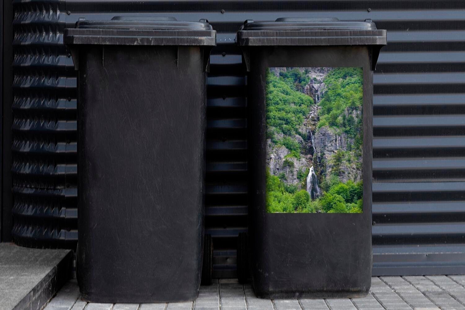 Abfalbehälter Container, Sticker, Wandsticker Wasserfall Mülleimer-aufkleber, den kleiner MuchoWow Ein Bergen in in Mülltonne, grünen Theth (1 Albanien St), von