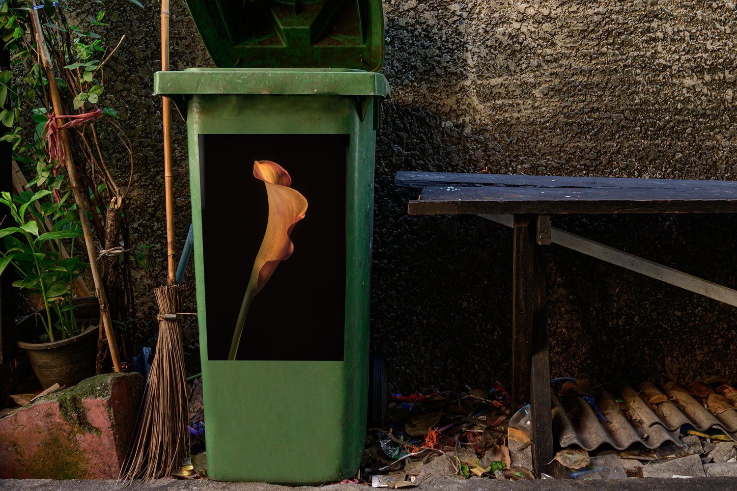 MuchoWow Wandsticker Leuchtend Mülleimer-aufkleber, Sticker, auf Container, orange Abfalbehälter Calla Mülltonne, schwarzem (1 Hintergrund St)