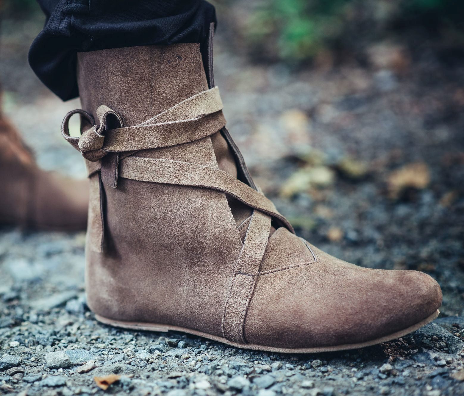 Leonardo Carbone Wikinger-Kostüm Stiefel "Frode" mit überkreuzter Schnürung, sichtbare Nähte, hochwertiges Veloursleder