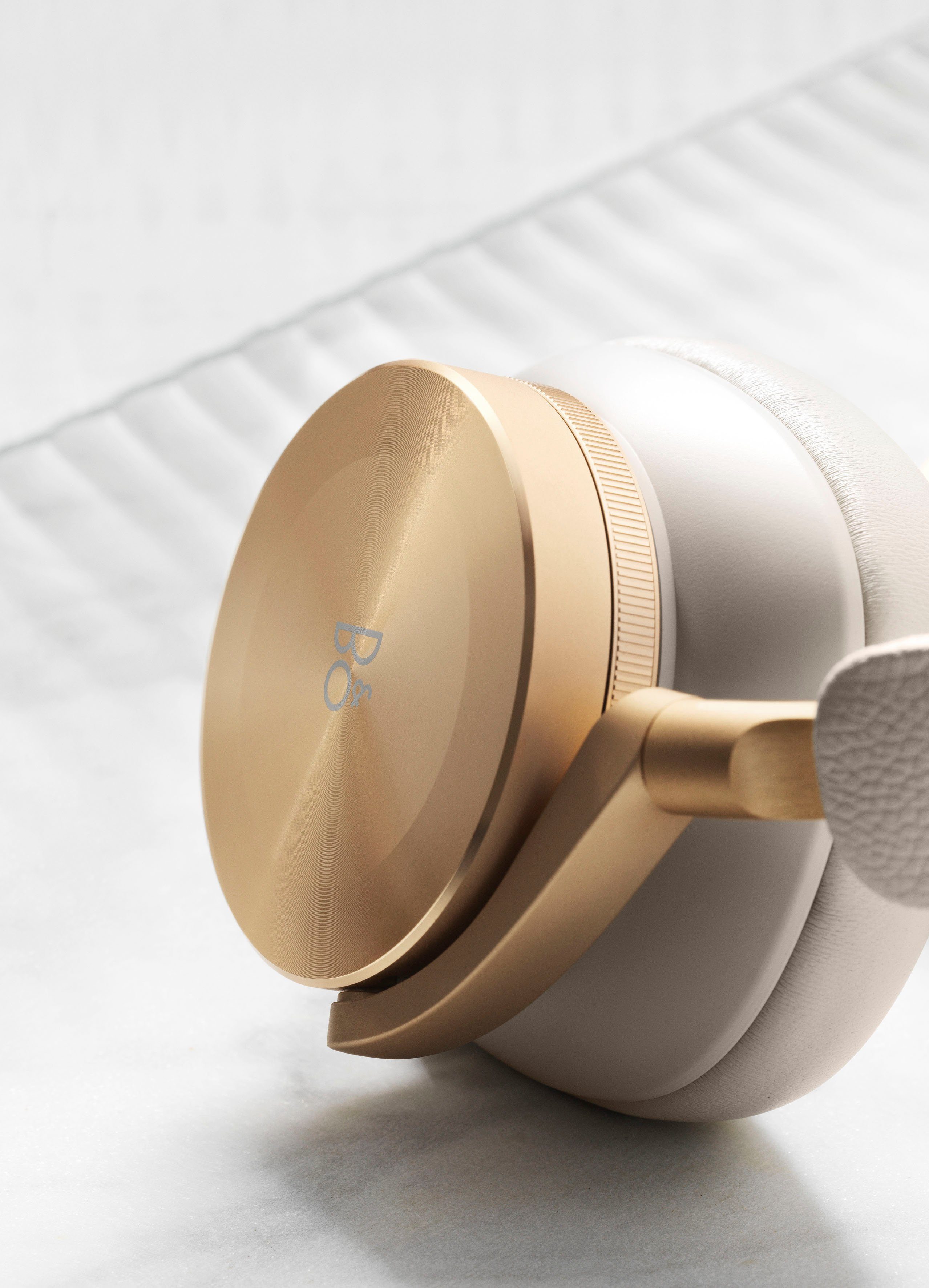 Sprachsteuerung, & Over-Ear-Kopfhörer Transparenzmodus, H95 Gold Beoplay Olufsen (AN-Funktionen, Bang Active Geräuschisolierung, Tone Noise (ANC), Freisprechfunktion, Cancelling Ladestandsanzeige, LED Bluetooth)