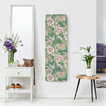 Bilderdepot24 Garderobenpaneel grün Muster Tiere Aquarell Vögel mit großen Blüten vor Grün Design (ausgefallenes Flur Wandpaneel mit Garderobenhaken Kleiderhaken hängend), moderne Wandgarderobe - Flurgarderobe im schmalen Hakenpaneel Design