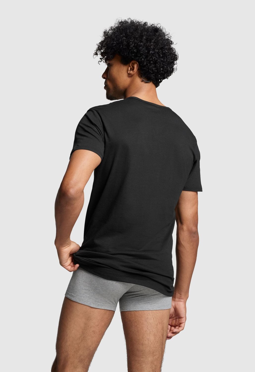 PUMA T-Shirt Basic, V-Ausschnitt mit Markenlabel am Ärmelrand
