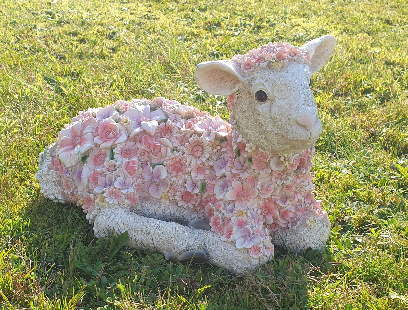 Fachhandel Plus Gartenfigur Lamm liegend mit Blumen, (1 St), wetterbeständig, Gartendeko Schaf