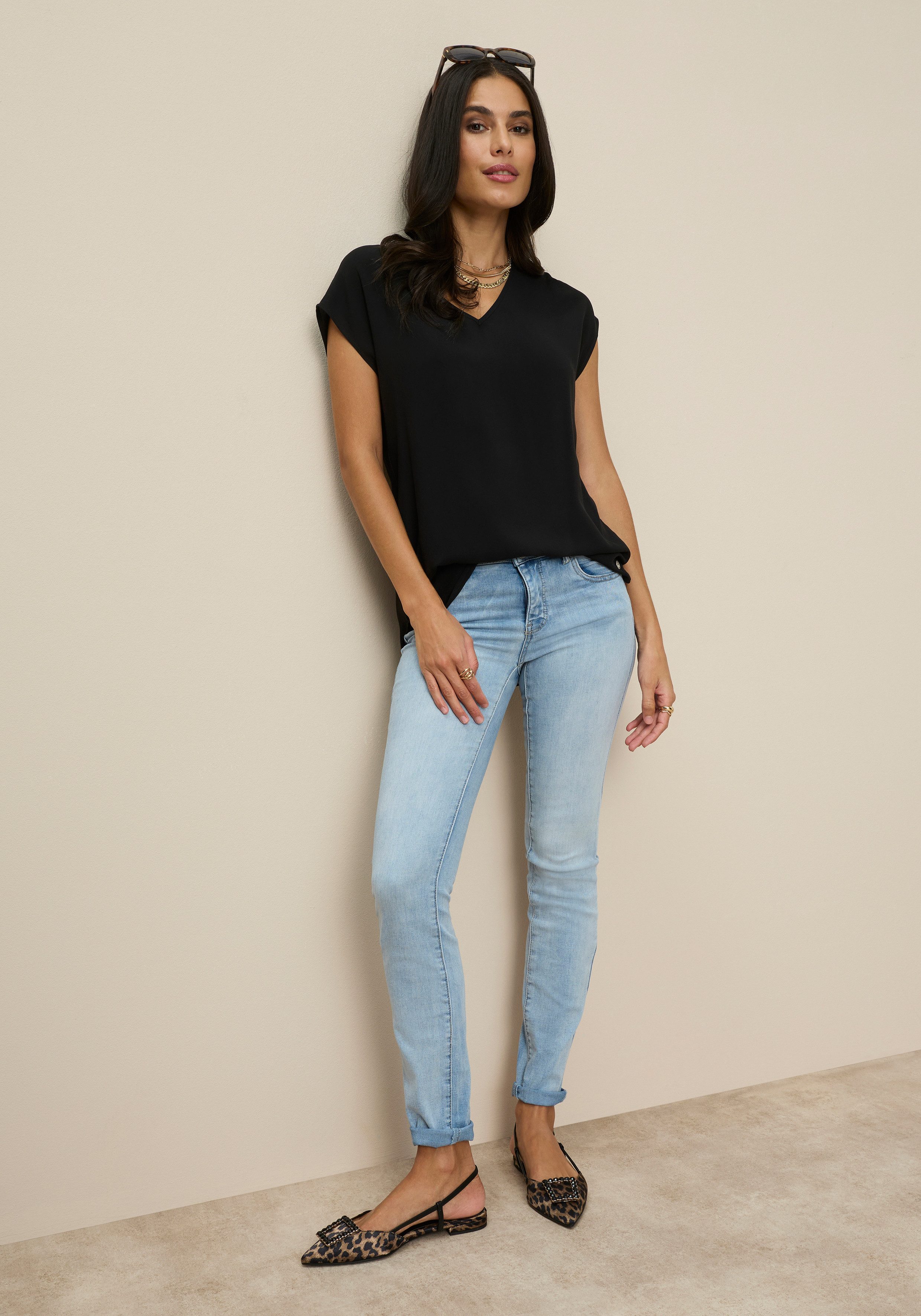 Tamaris Shirtbluse aus weich fließender Viskose in lässiger Form mit V-Ausschnitt – Bild 5 von 5