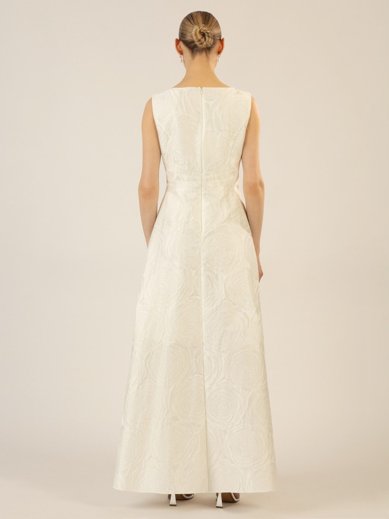 Apart Abendkleid mit angedeuteten Rosenblüten