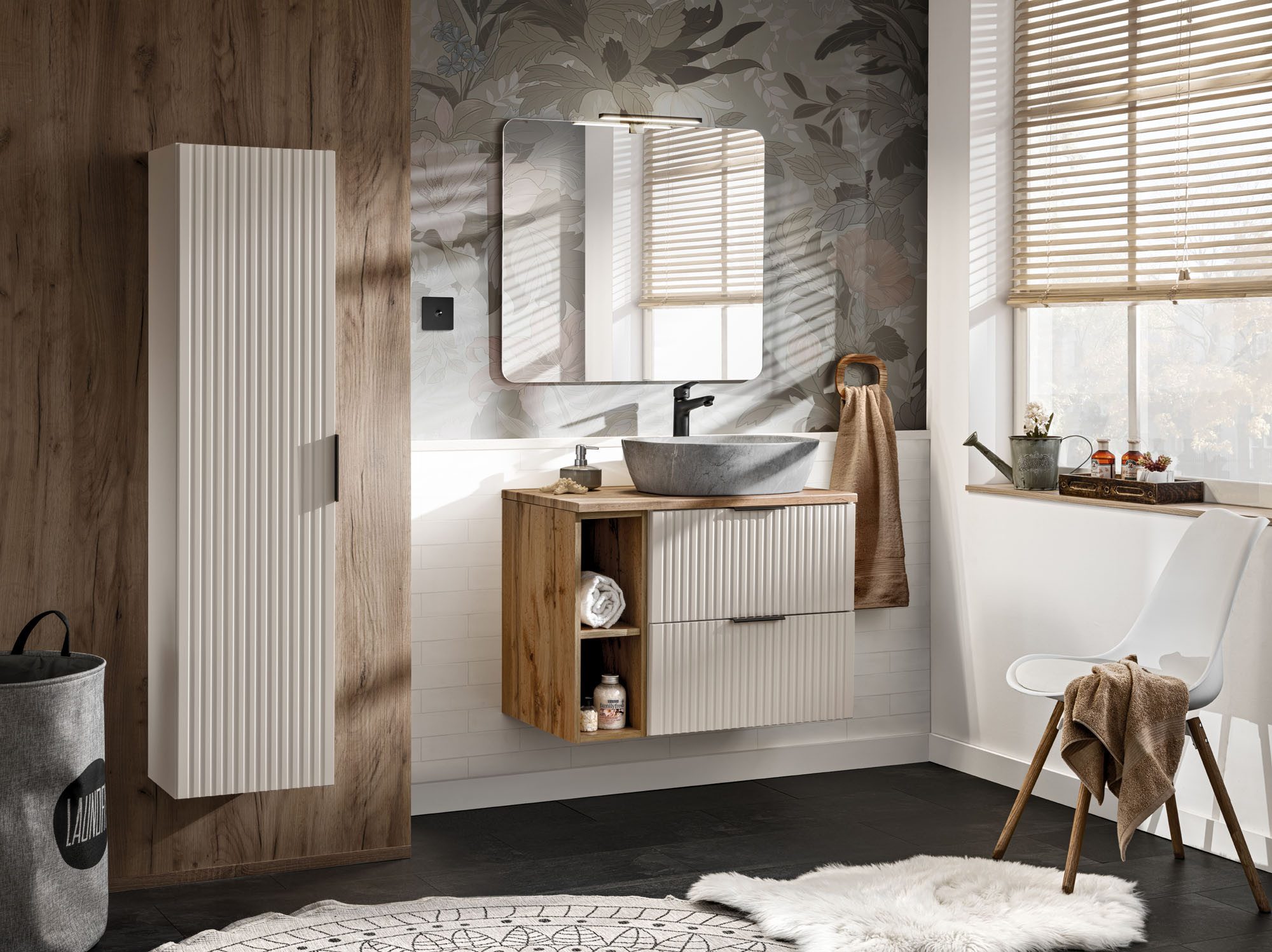 WFL GROUP Hochschrank Niva mit Rillenfronten in Kaschmir, Weiß, Schwarz oder Eiche Wotan (MADE IN EU, 1-St., 35/140/25 cm) Badschrank Hängend mit Stauraum, Soft-Close, Skandi Design