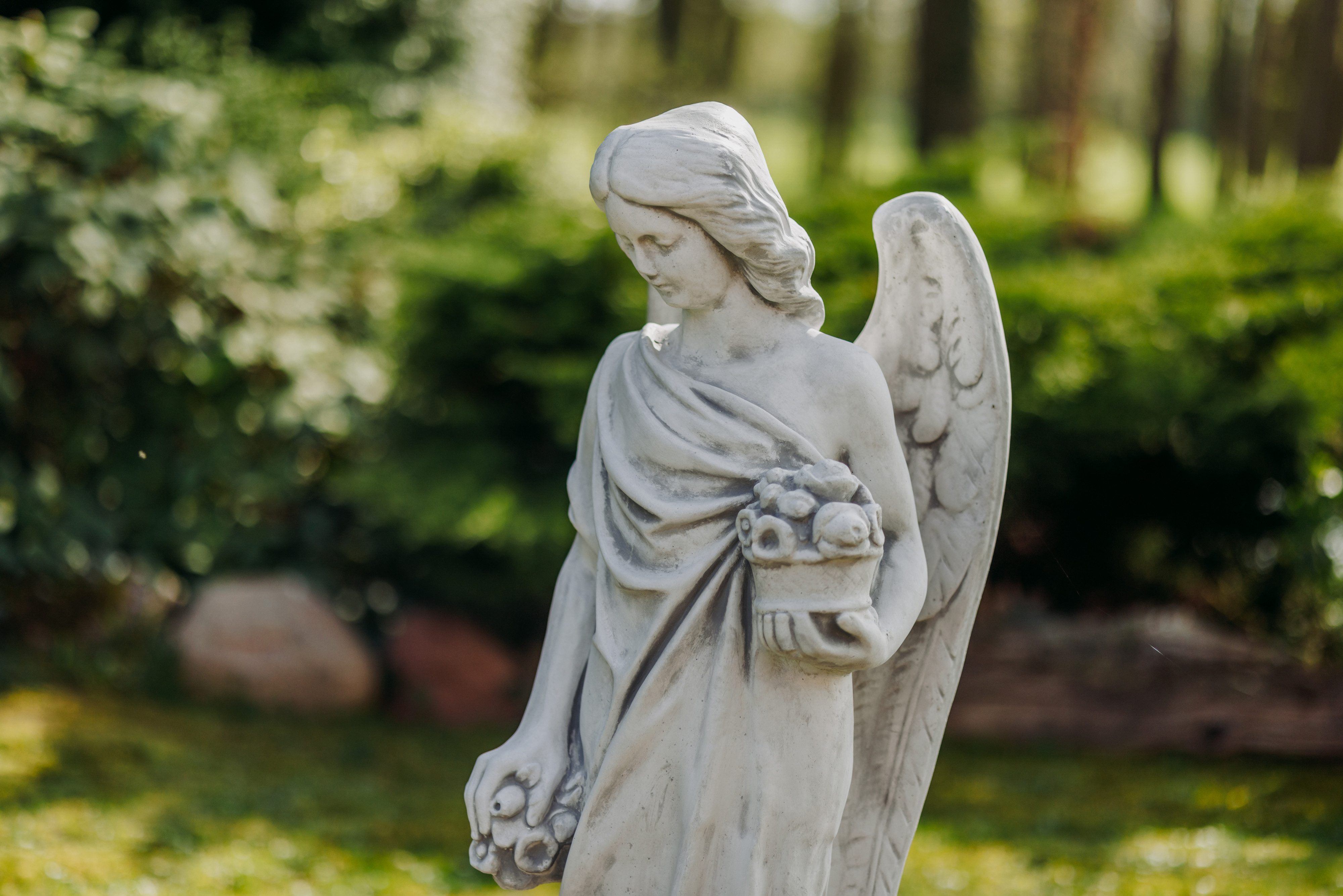 gartendekoparadies.de Gartenfigur Engel Statue auf Sockel, Steinfigur, H. 104 cm, 72 kg, Frostsicher