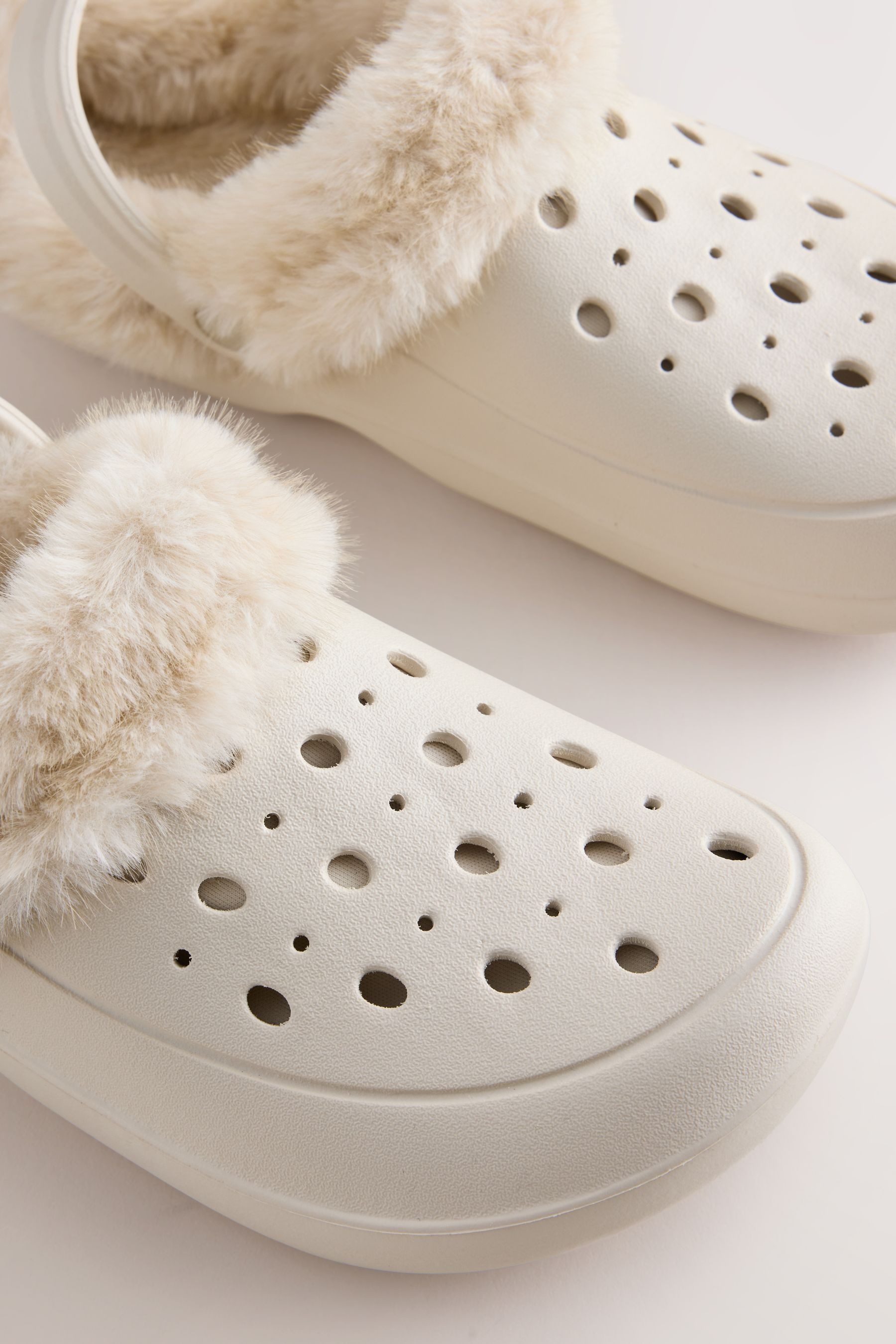 Next Gefütterte Clogs mit Kunstfell und Fersenriemen Hausschuh – Bild 3 von 5