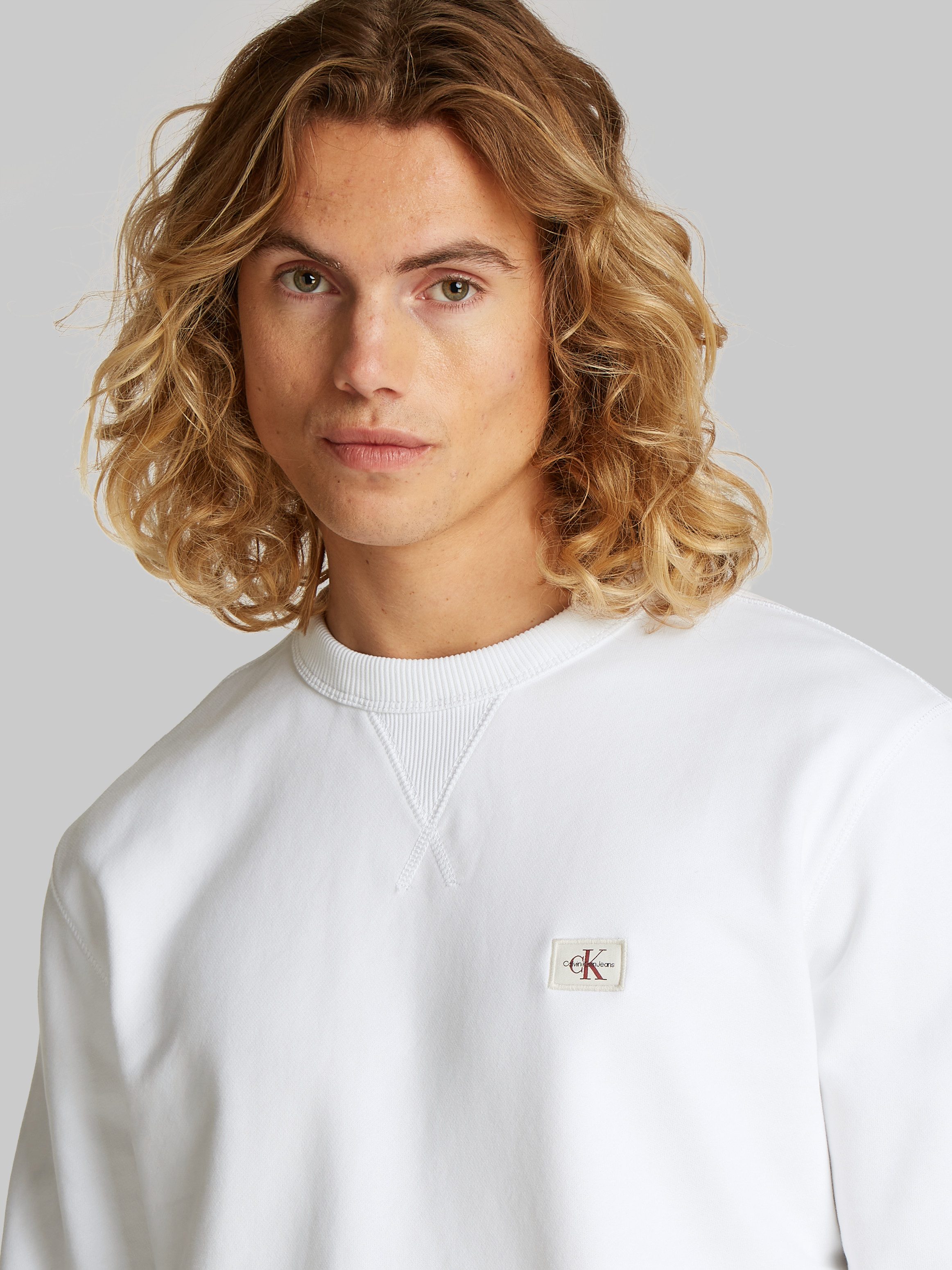 Calvin Klein Jeans Sweatshirt WOVEN LABEL CREW NECK Logostickerei günstig online kaufen