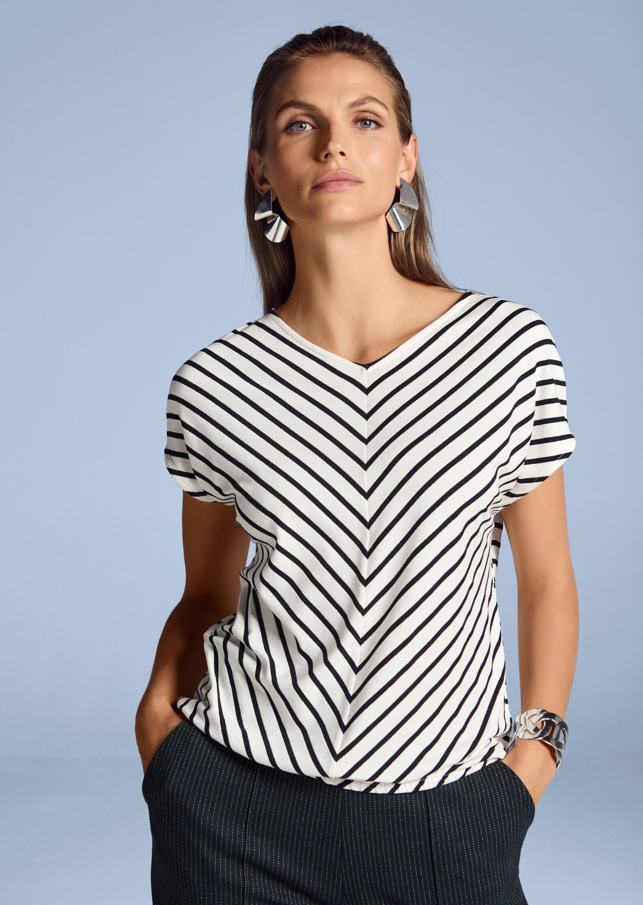 MADELEINE Kurzarmshirt Glanzshirt mit Streifenmuster Streifenbluse mit V-Ausschnitt, elastischem Saum und Kurzarm
