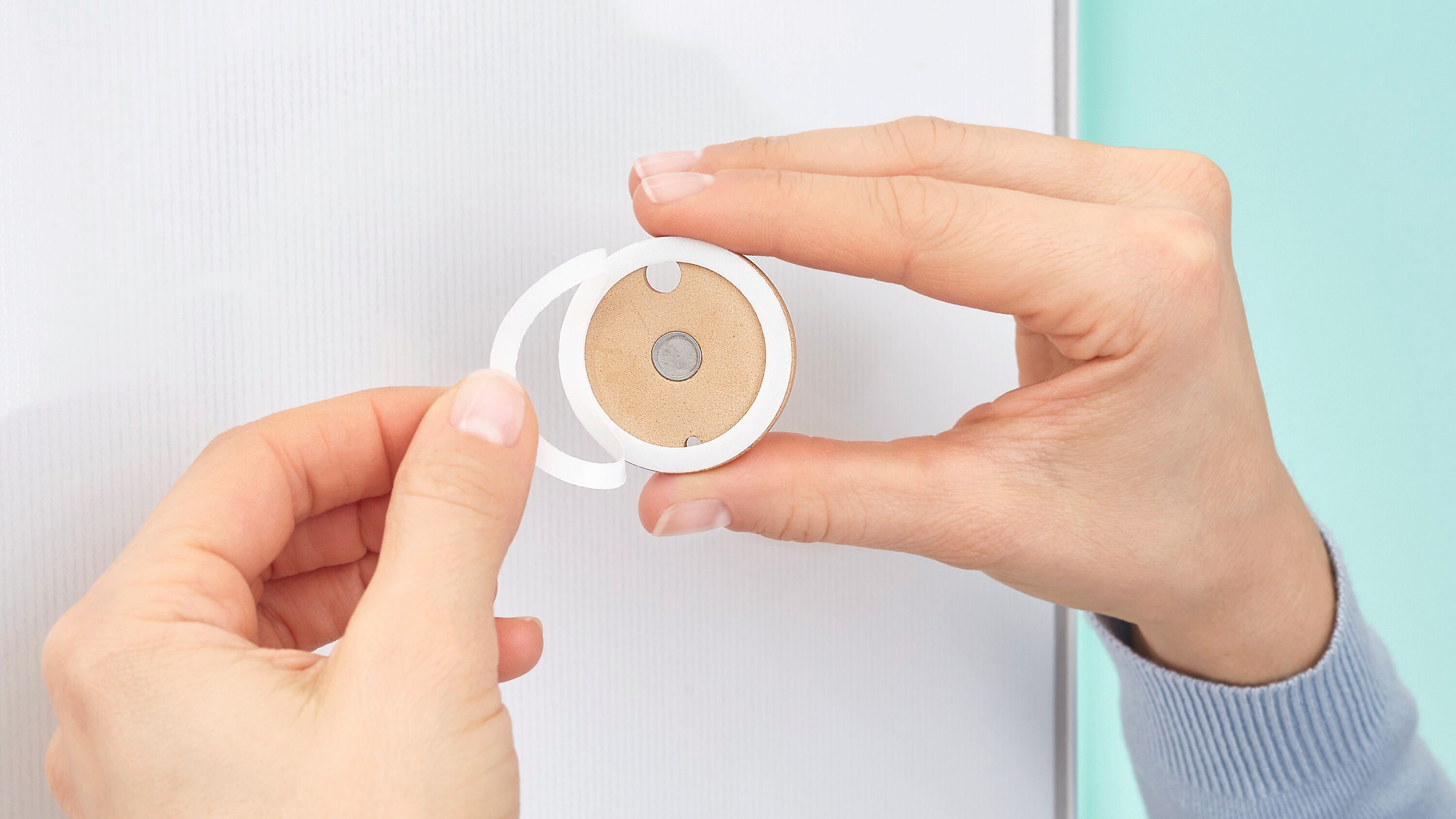 tesa Handtuchhaken 1x tesa LOXX Küchenleiste, Badezimmer, Gäste-WC, Wandmontage, (Komplett-Set, 2-St., inkl. Klebelösung), chrom 4,5 cm : 53,5 cm : 4,3 cm