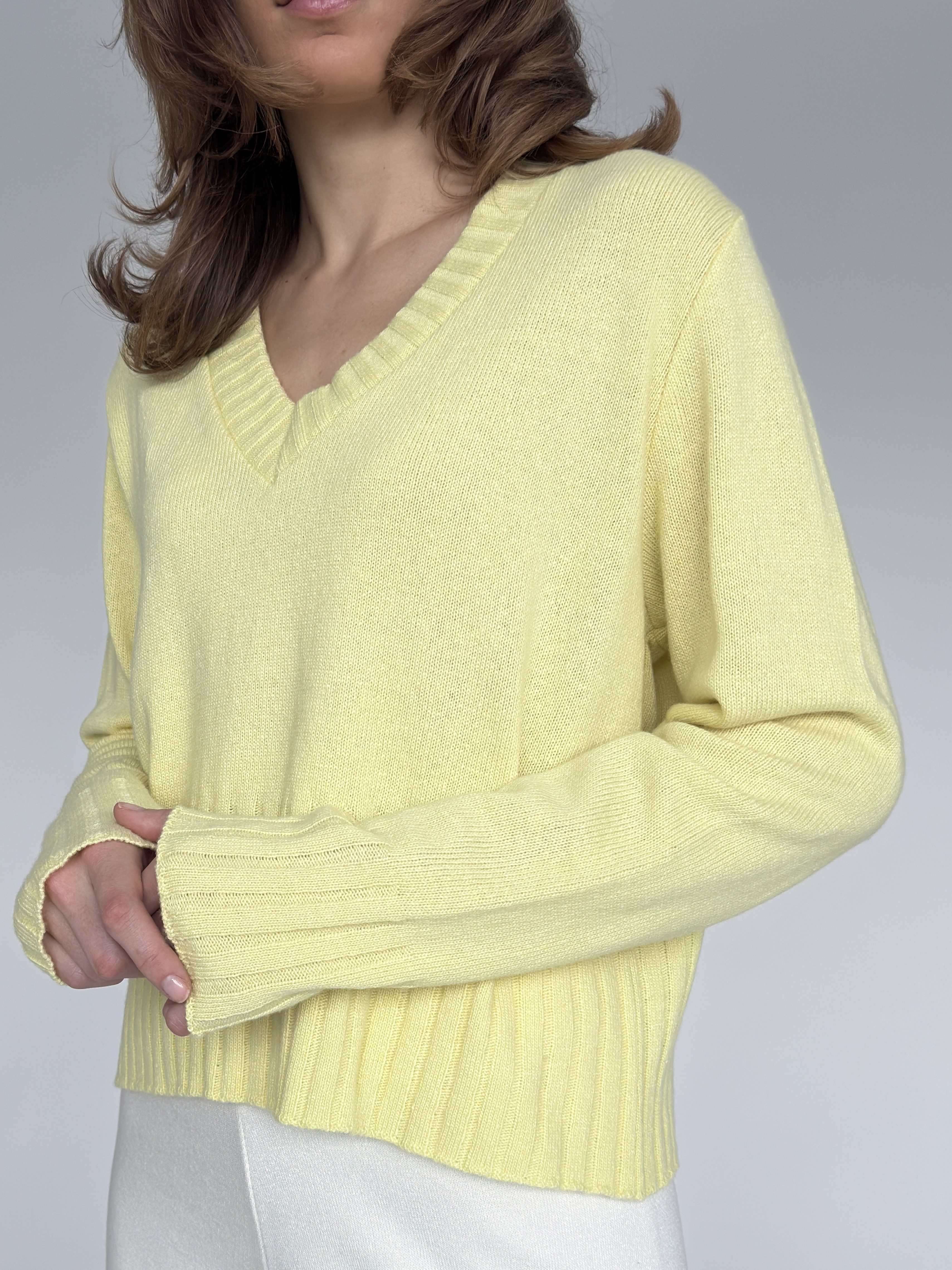 V-Ausschnitt-Pullover