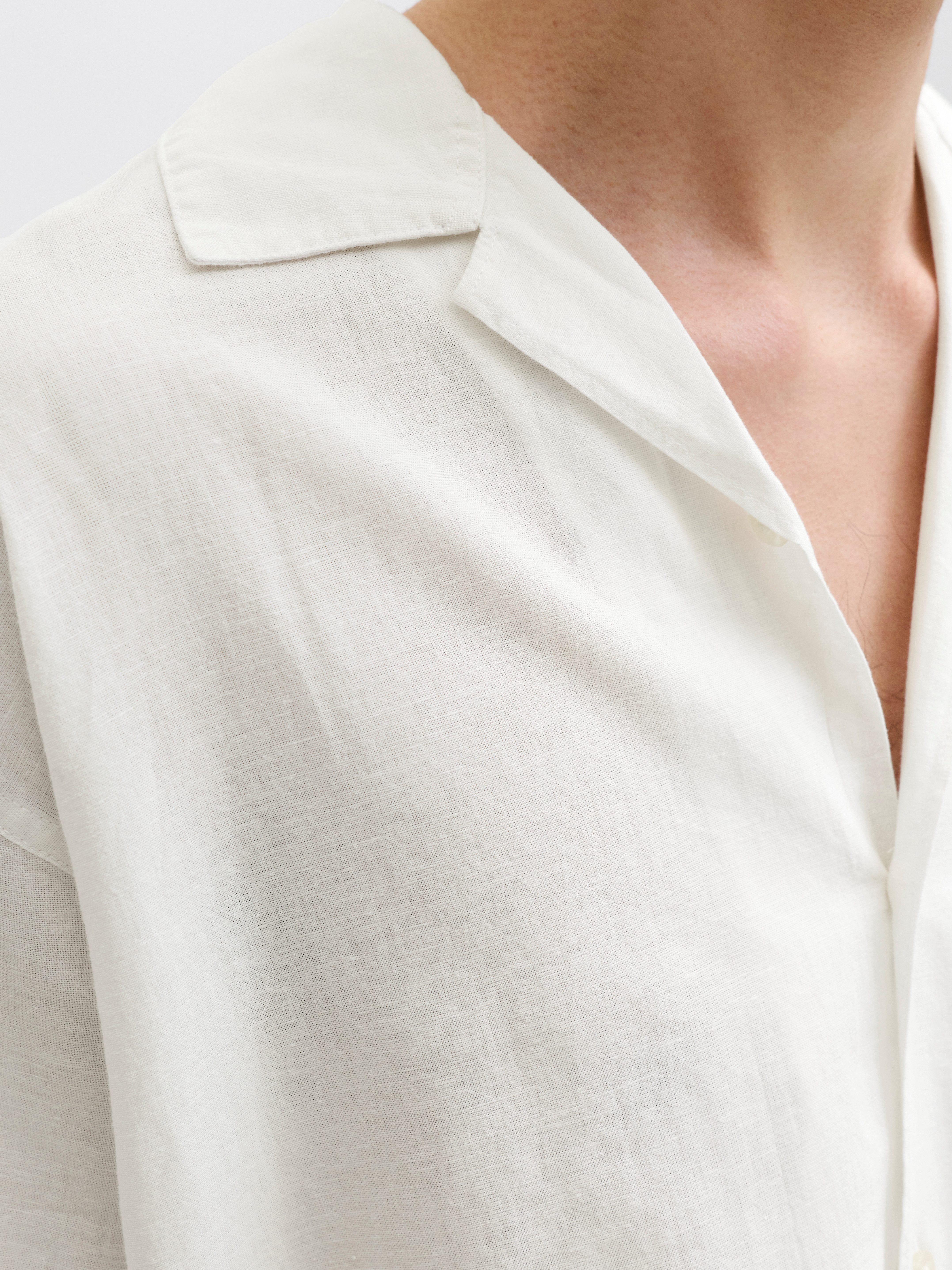 Jack & Jones Kurzarmhemd JJEBREEZE LINEN BLEND RESORT SHIRT SS SN mit Knopfleiste