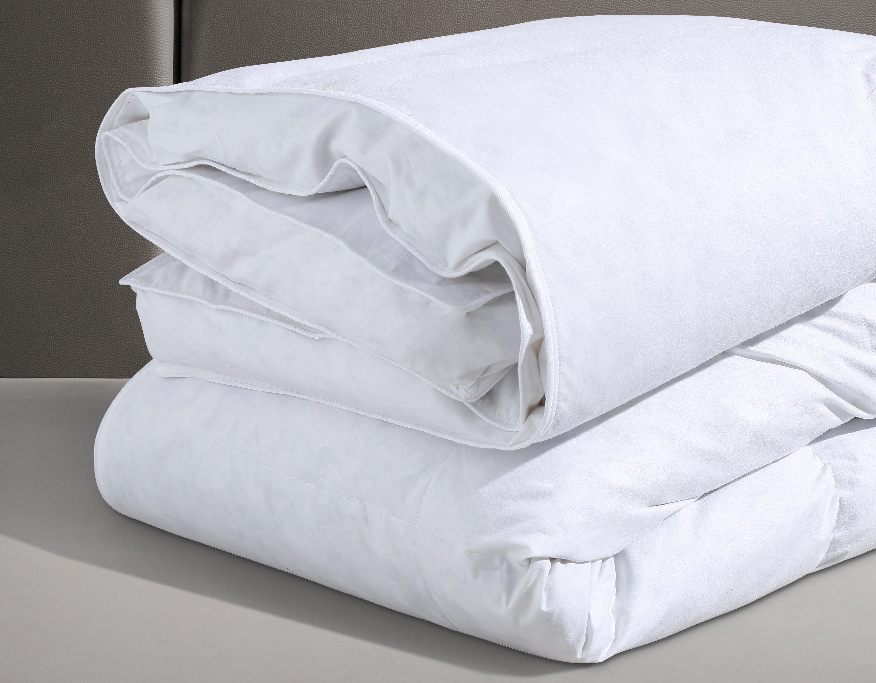 RIBECO Federbettdecke extra prall, Bettdecken optimal für den Winter, Füllung: 90% Federn und 10% Daunen, Bezug: 100% Baumwolle, Bettdecke in 135x200 und 155x220cm Topseller, Made in Germany